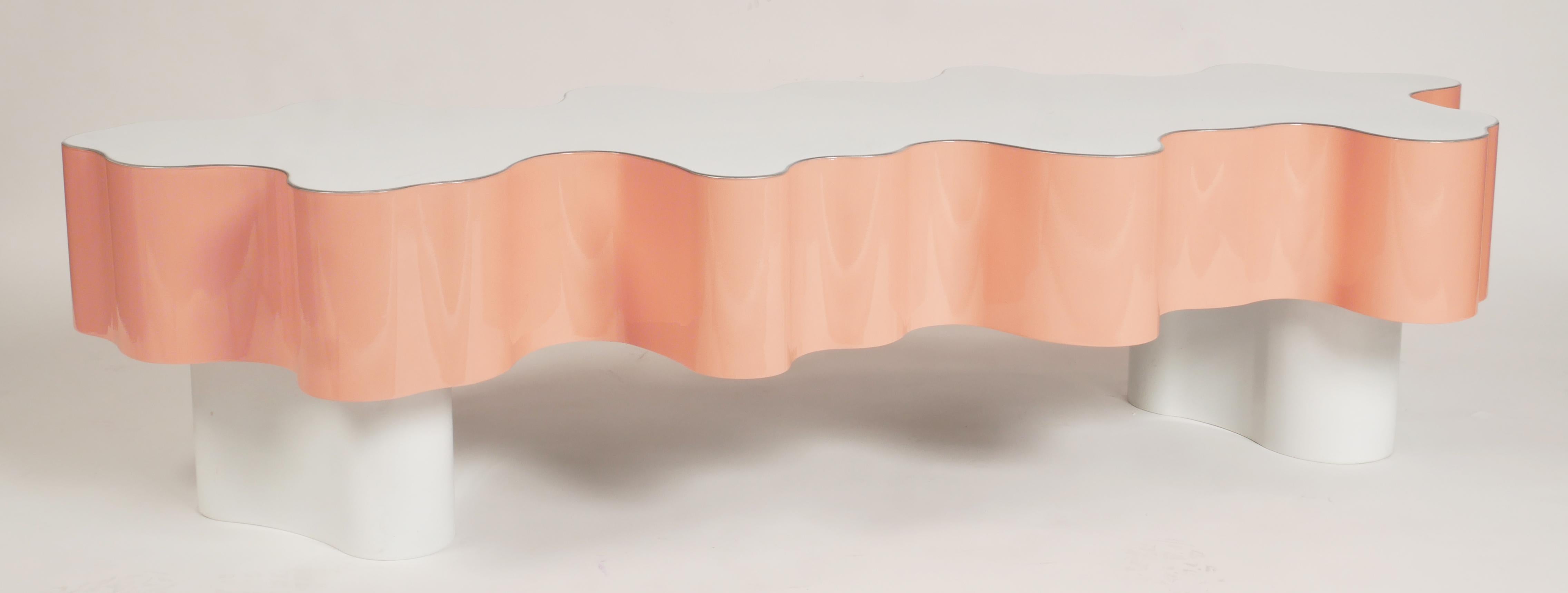 Poudré Table basse Tidal de Bert Furnari, forme libre, en aluminium blanc rose et poudré en vente