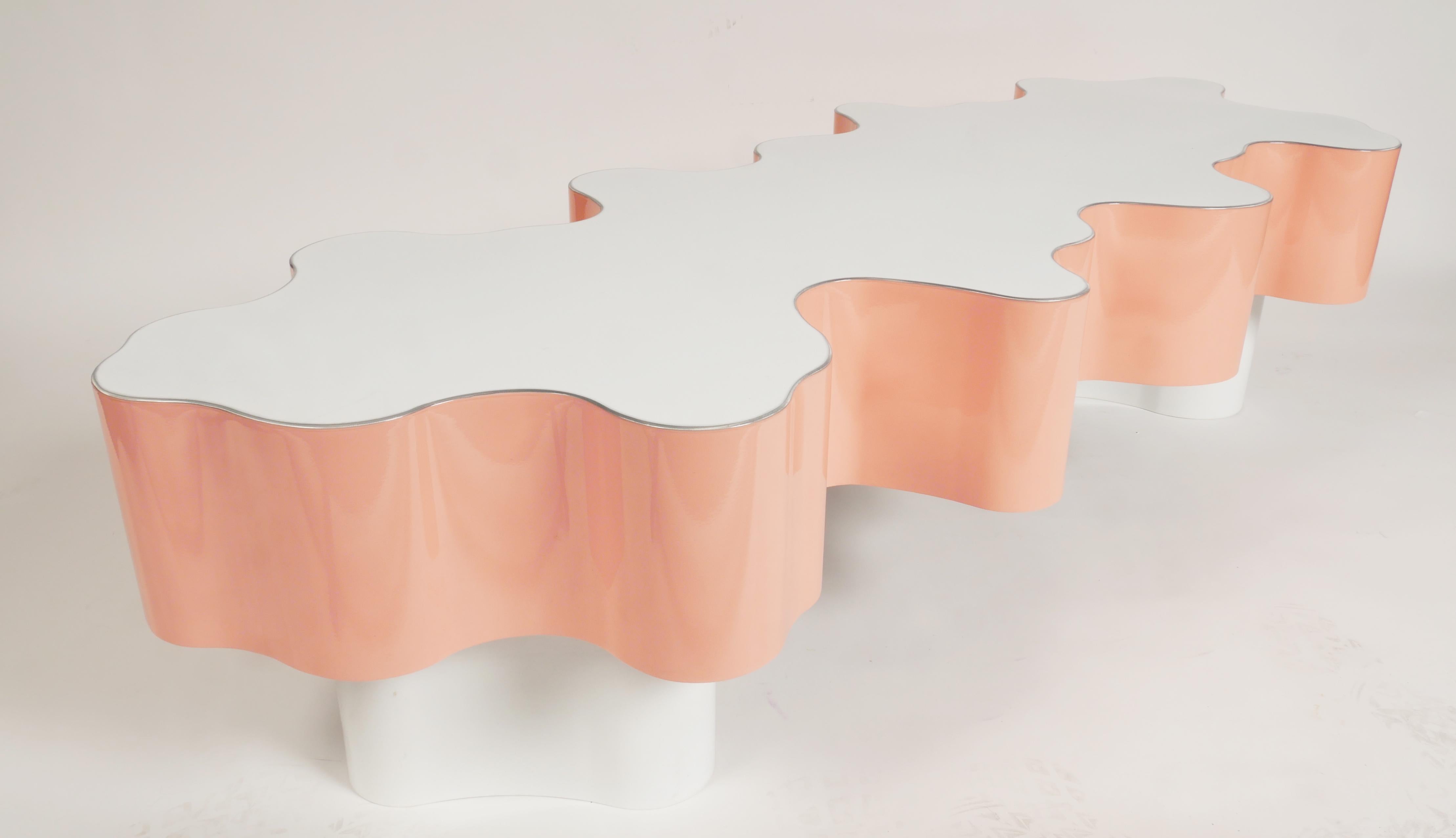 Table basse Tidal de Bert Furnari, forme libre, en aluminium blanc rose et poudré Neuf - En vente à New York, NY