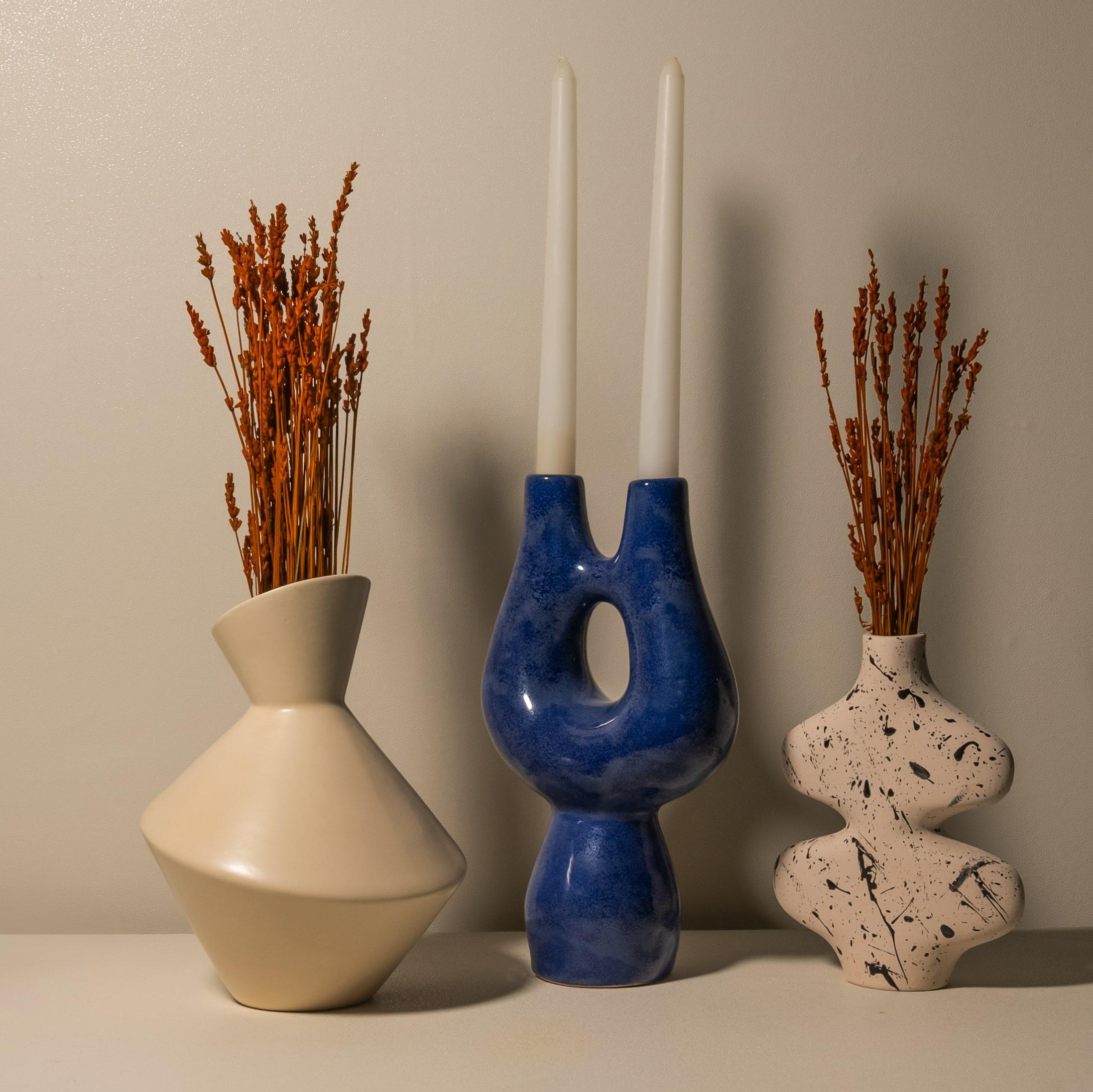 Smaltato Vaso e portacandele in ceramica contemporanea Tide, realizzato a mano da Busra Ozdemir in vendita
