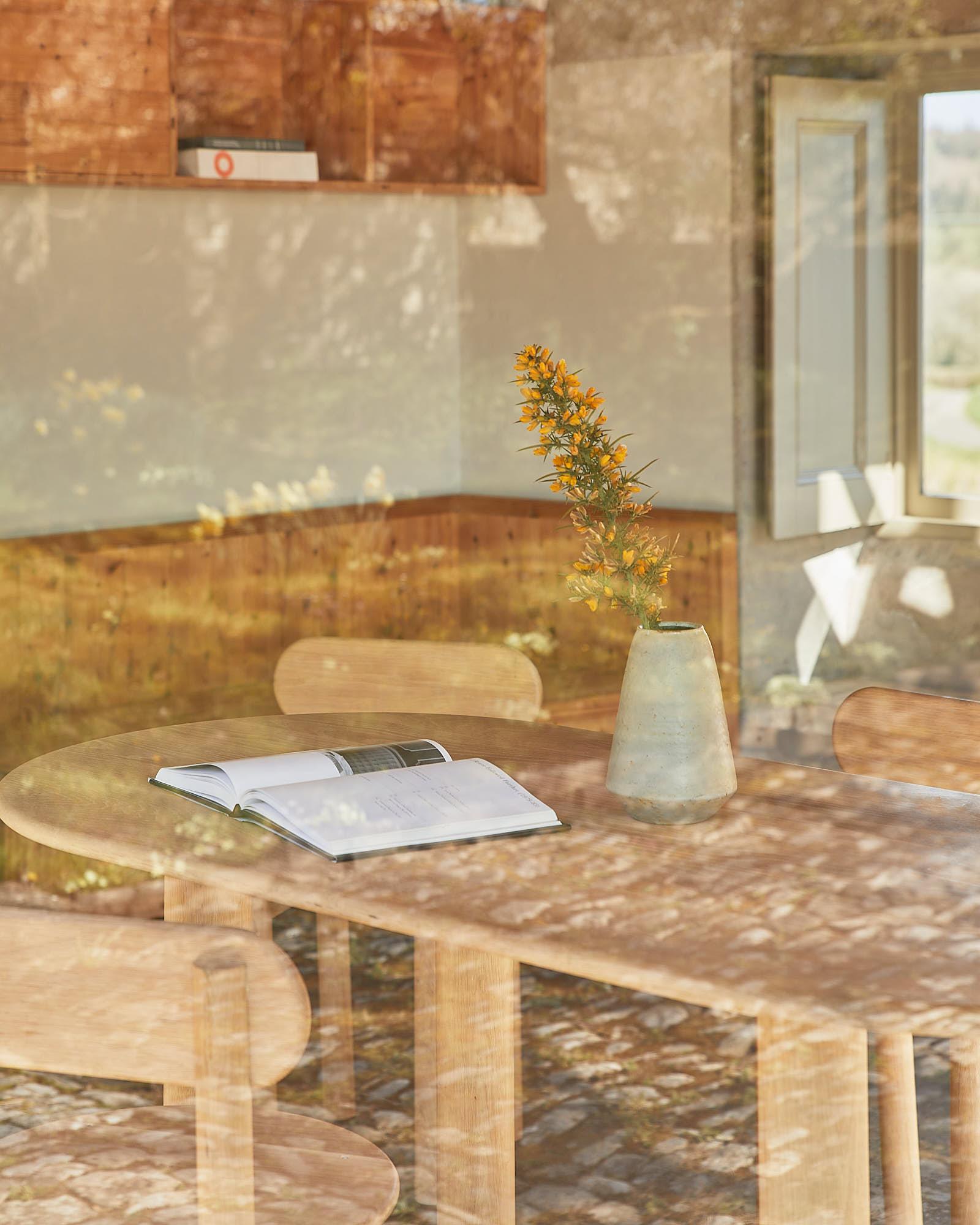 Die schlichten, verspielten Formen des Tide Oval Dining Table bringen einen Hauch von Weichheit und Natur in die Wohnräume. Die Massivholzkomponenten werden aus hochwertigen Bohlen aus schön gemaserter, FSC-zertifizierter Eiche in den Oberflächen