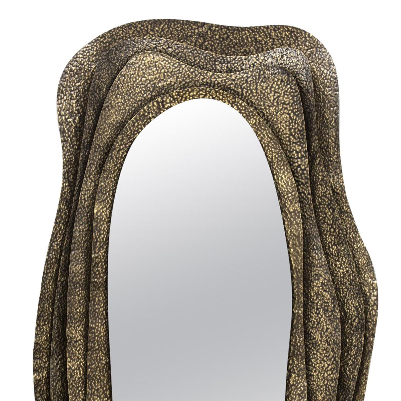 Mirror tide rectangular with structure in solid
hammered brushed brass with a glossy finish,
with 4 levelled frames. With irregular oval flat
mirror glass.

 