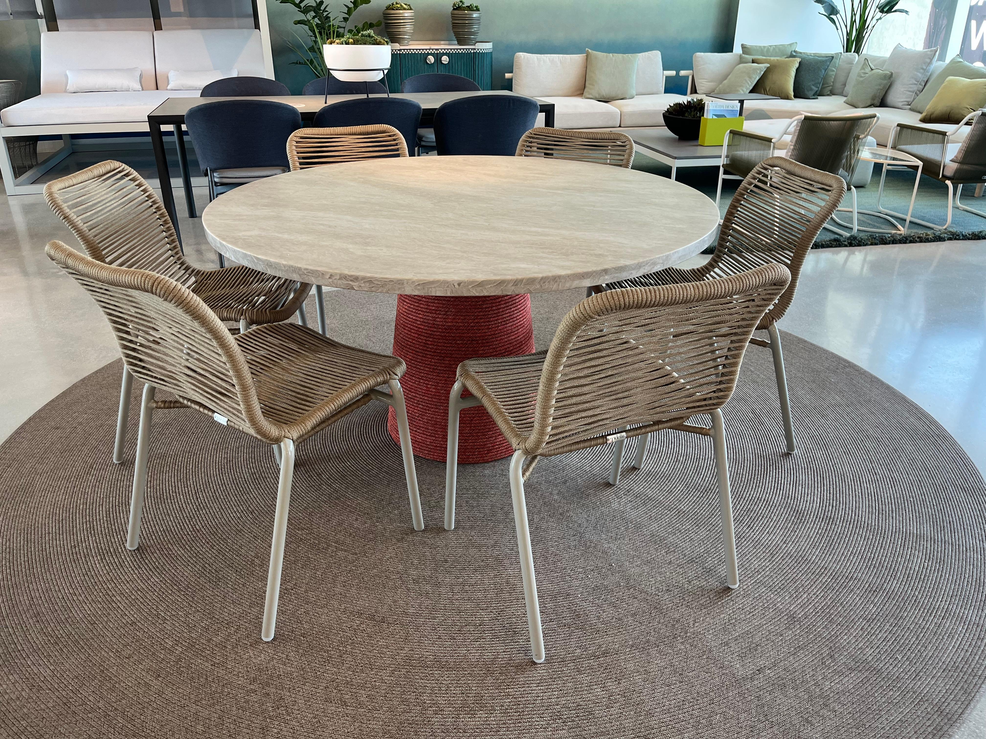 Tidelli Spool Dining Table & Rio Chairs - Ensemble de salle à manger d'extérieur pour 6 personnes

Table : Ø55″ × 28.25″ H
Six chaises de salle à manger Rio : 22″ L × 23.5″ P × 31.5″ H, hauteur d'assise 18″.

Cet ensemble sculptural de salle à