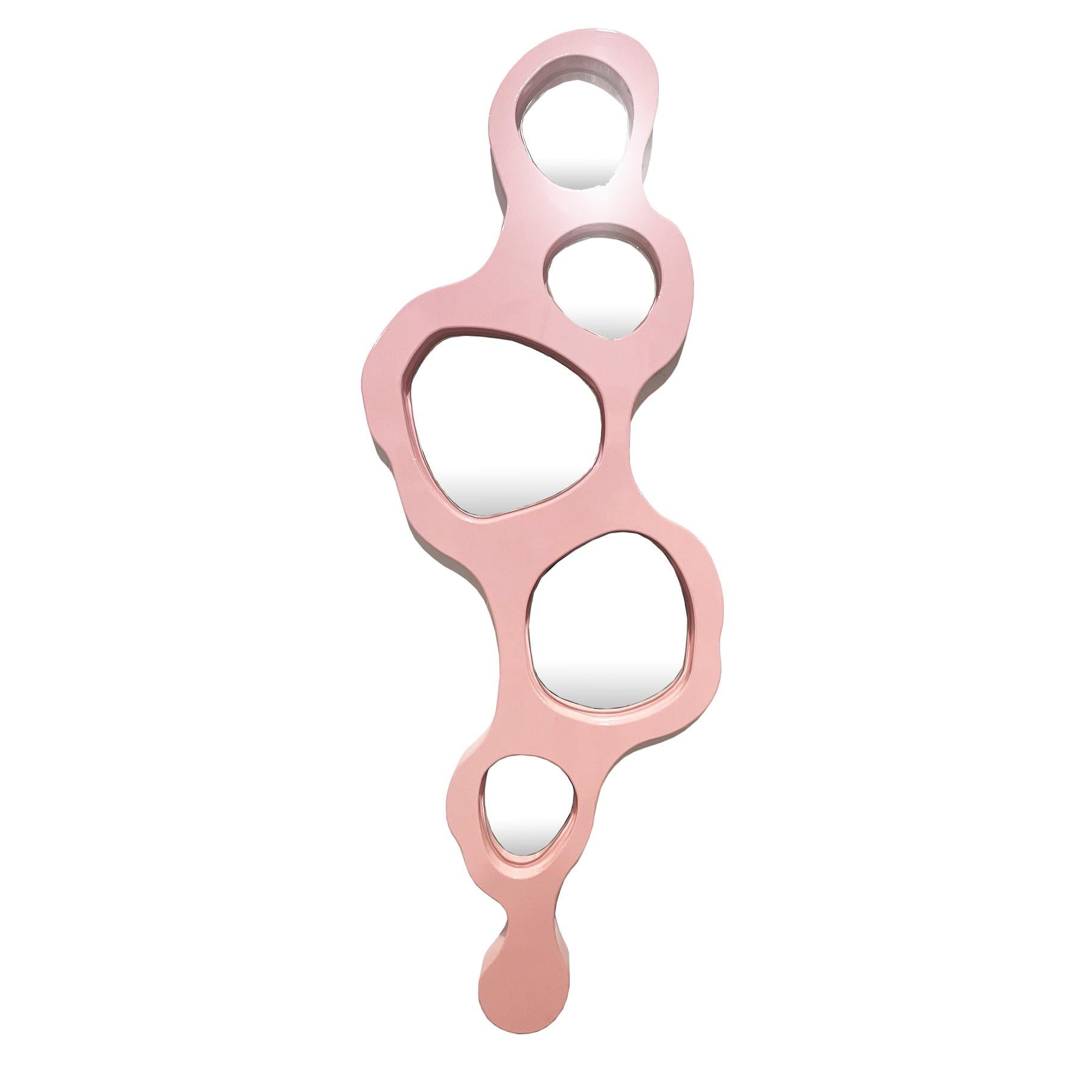 Verniciatura a polvere Specchio da parete Tidepool Pink di Bert Furnari, alluminio verniciato a polvere, lunghezza totale in vendita