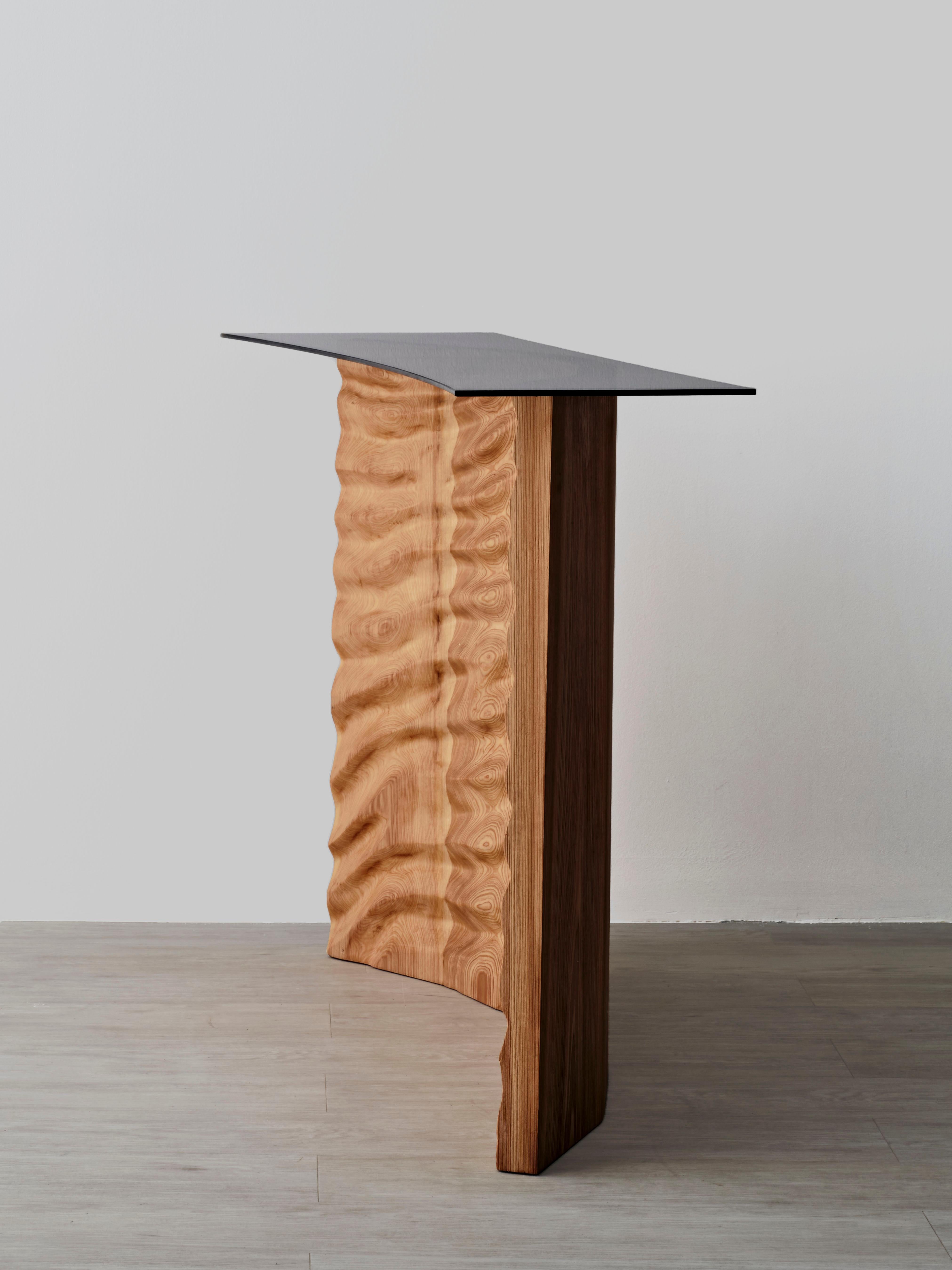 Moderne Table console Tides en bois personnalisable et verre bronze de Gregory Beson en vente