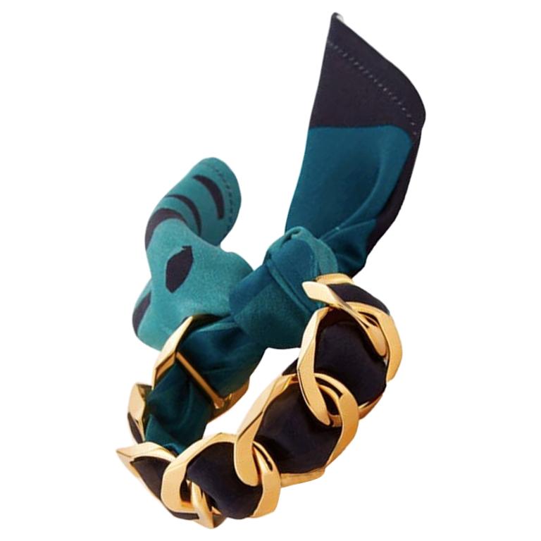 Bracelet à cravate en soie bleue et plaqué or 18 carats en vente