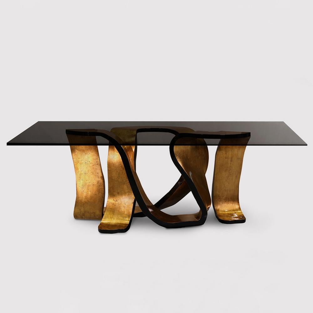 Table console tie gold avec plateau en laqué noir
bois plaqué. Base recouverte d'une feuille d'or brisée
avec des côtés en noir laqué avec des finitions brillantes.

 