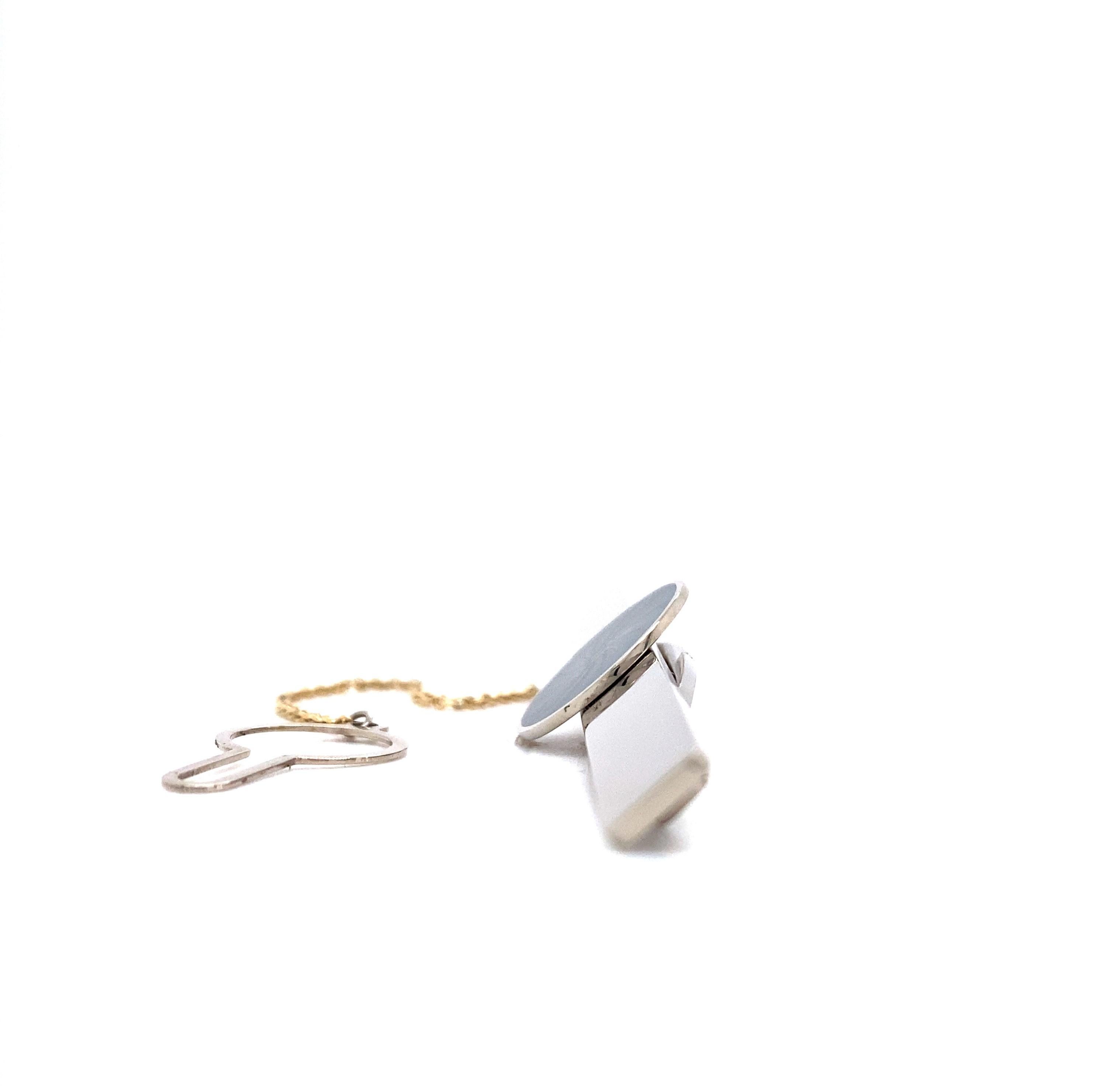 Krawattenhalter - 18k Weißgold - Runde Falcon-graue Emaille-Scheibenscheiben mit Guilloche im Angebot 1