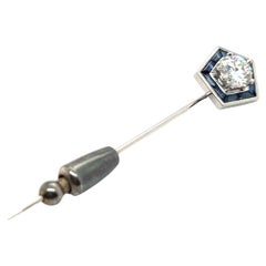 Broche épingle à cravate avec diamants et saphirs bleus en or blanc 18 carats par Gübelin