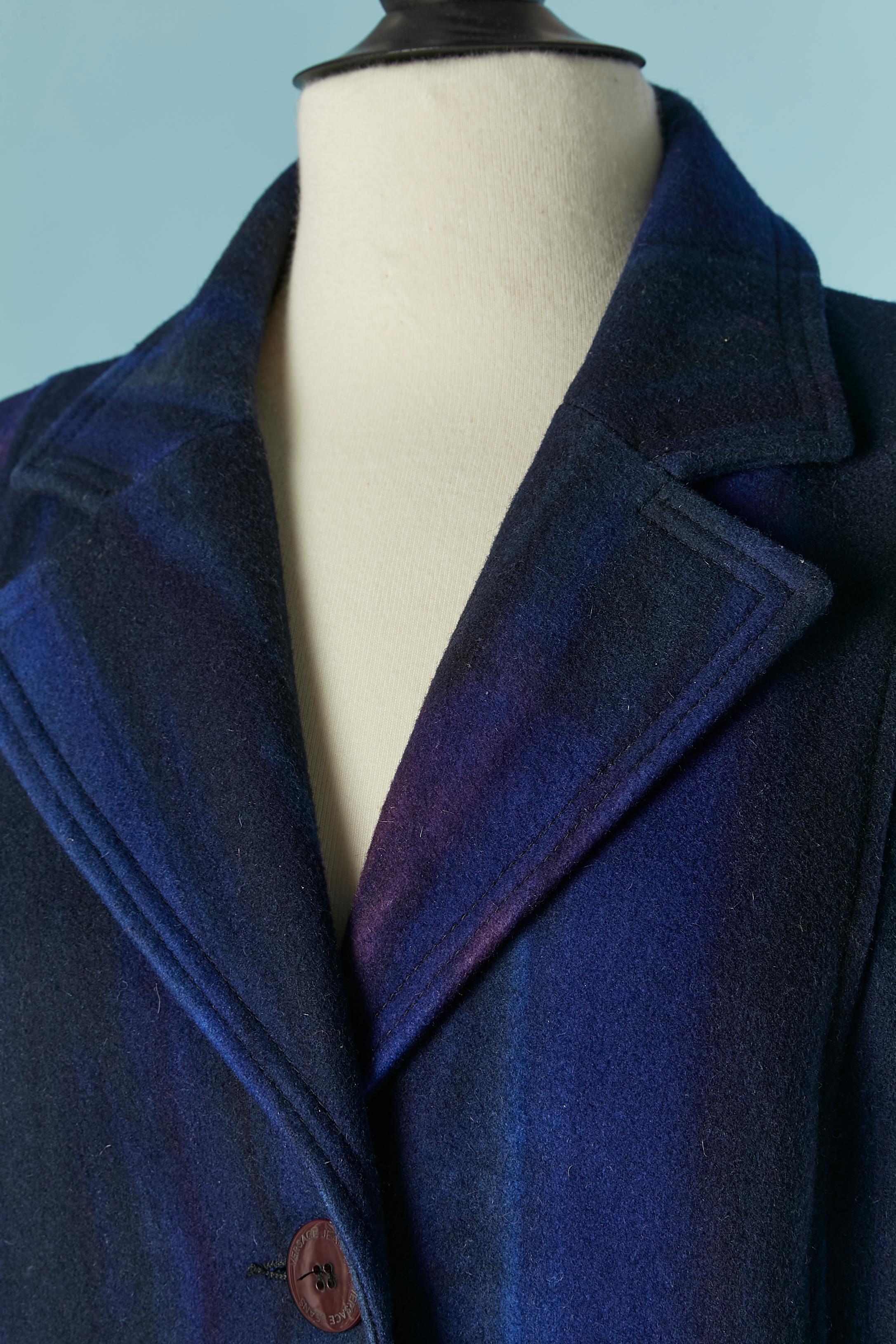 Cappotto monopetto leggermente padellato in lana Tie&Dye. Composizione del tessuto della Fabrice: 80% lana, 20% nylon. Fodera: 100% poliestere. 
Spallaccio. Chiusura con bottone e asola con marchio sul centro della fronte. Tasca su entrambi i lati.