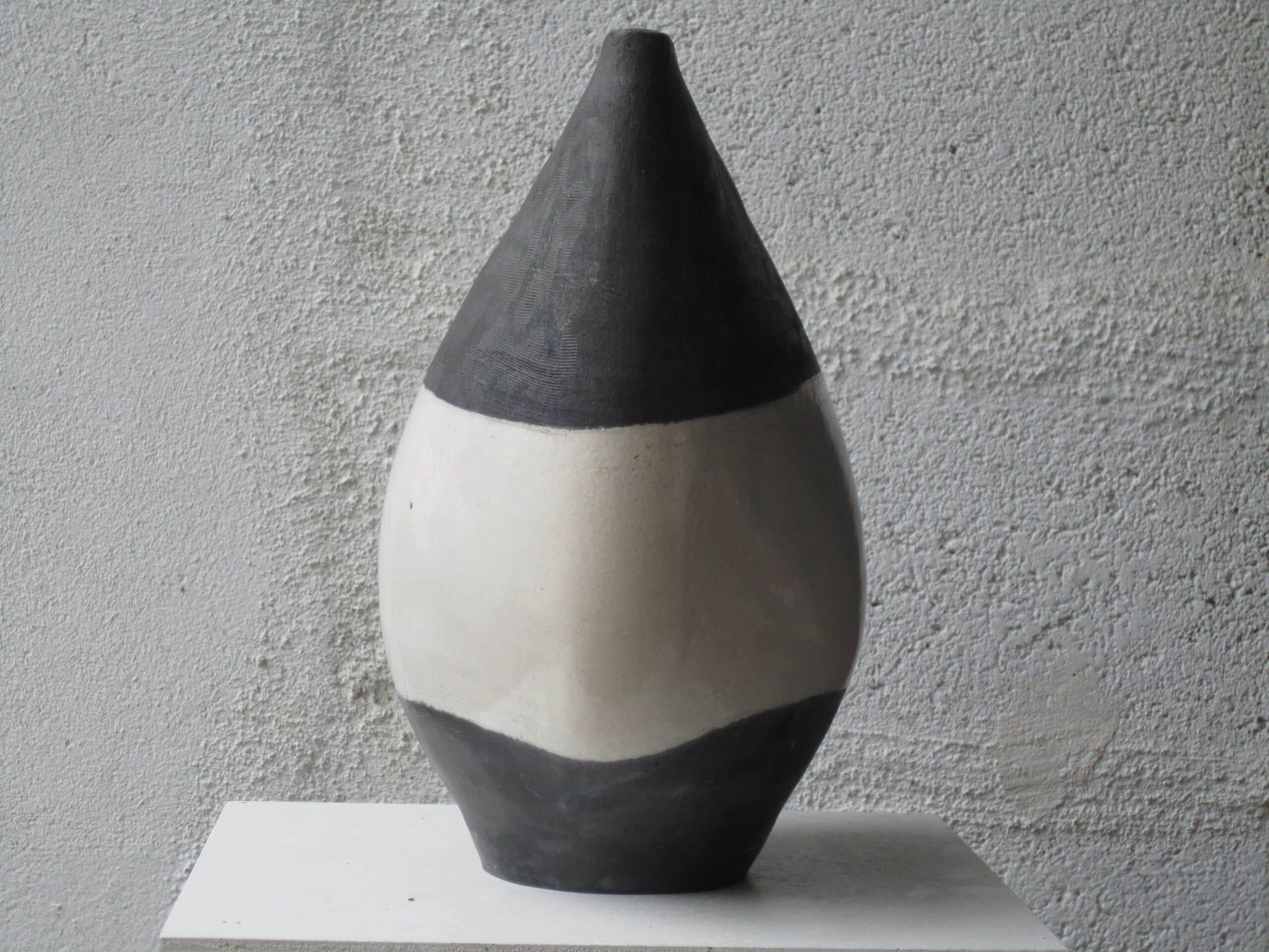 Bicolore by Tien Wen - Abstract ceramic sculpture, purity of forms For Sale 1