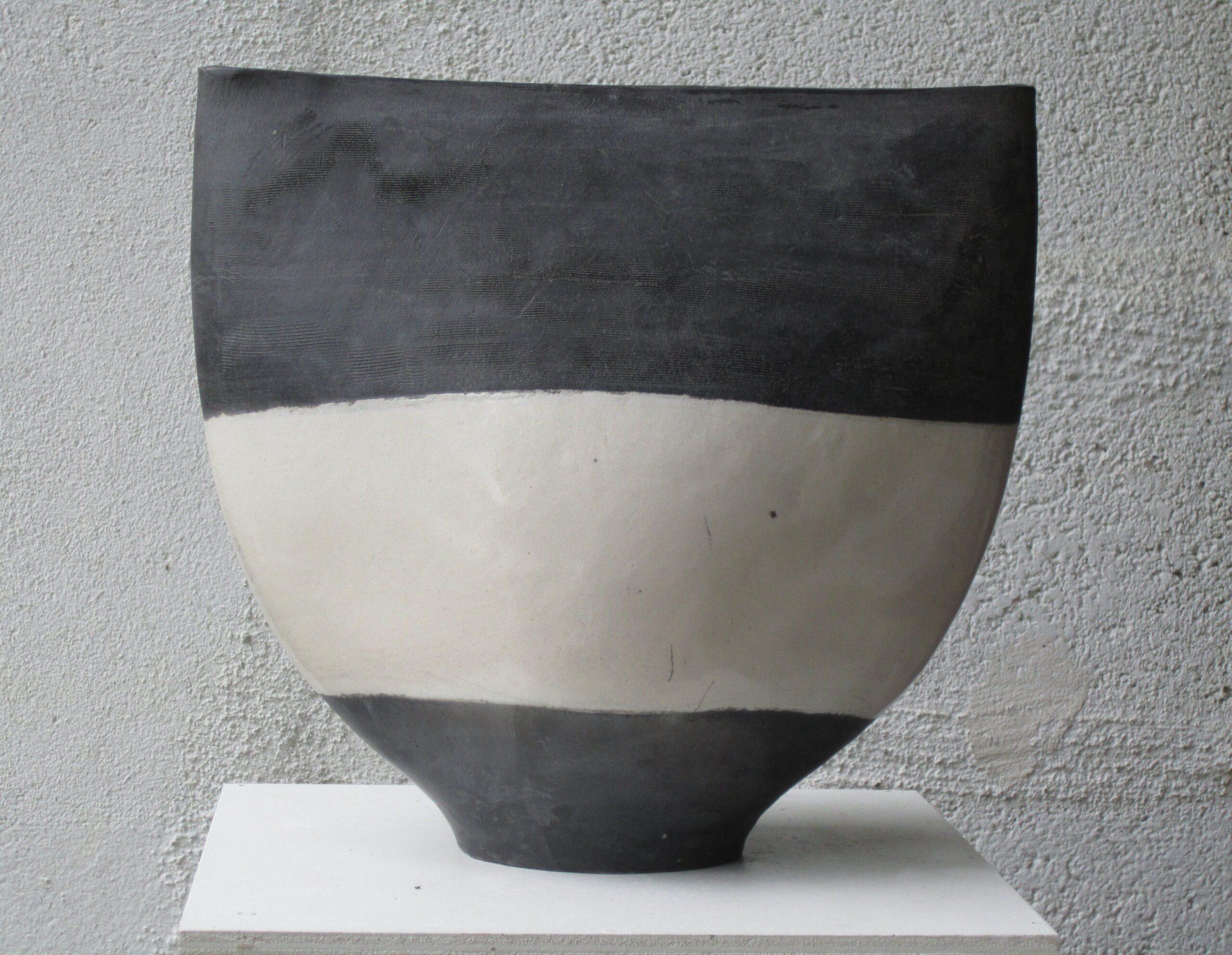 Bicolore by Tien Wen - Abstract ceramic sculpture, purity of forms For Sale 2