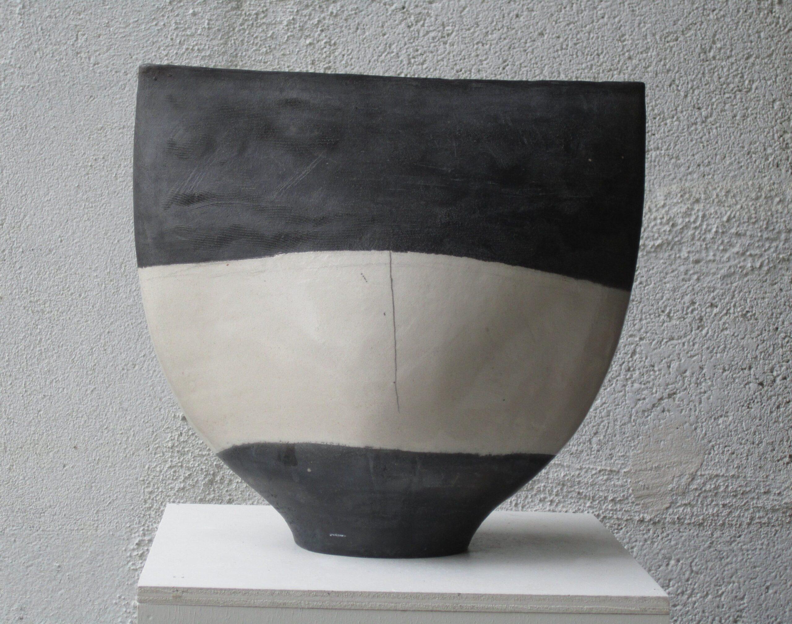 Bicolore is a unique ceramic sculpture by contemporary artist Tien Wen, dimensions are 28 × 29.5 × 17 cm (11 × 11.6 × 6.7 in). 
The sculpture is signed comes with a certificate of authenticity.

The purity of this sculpture, its manipulation of