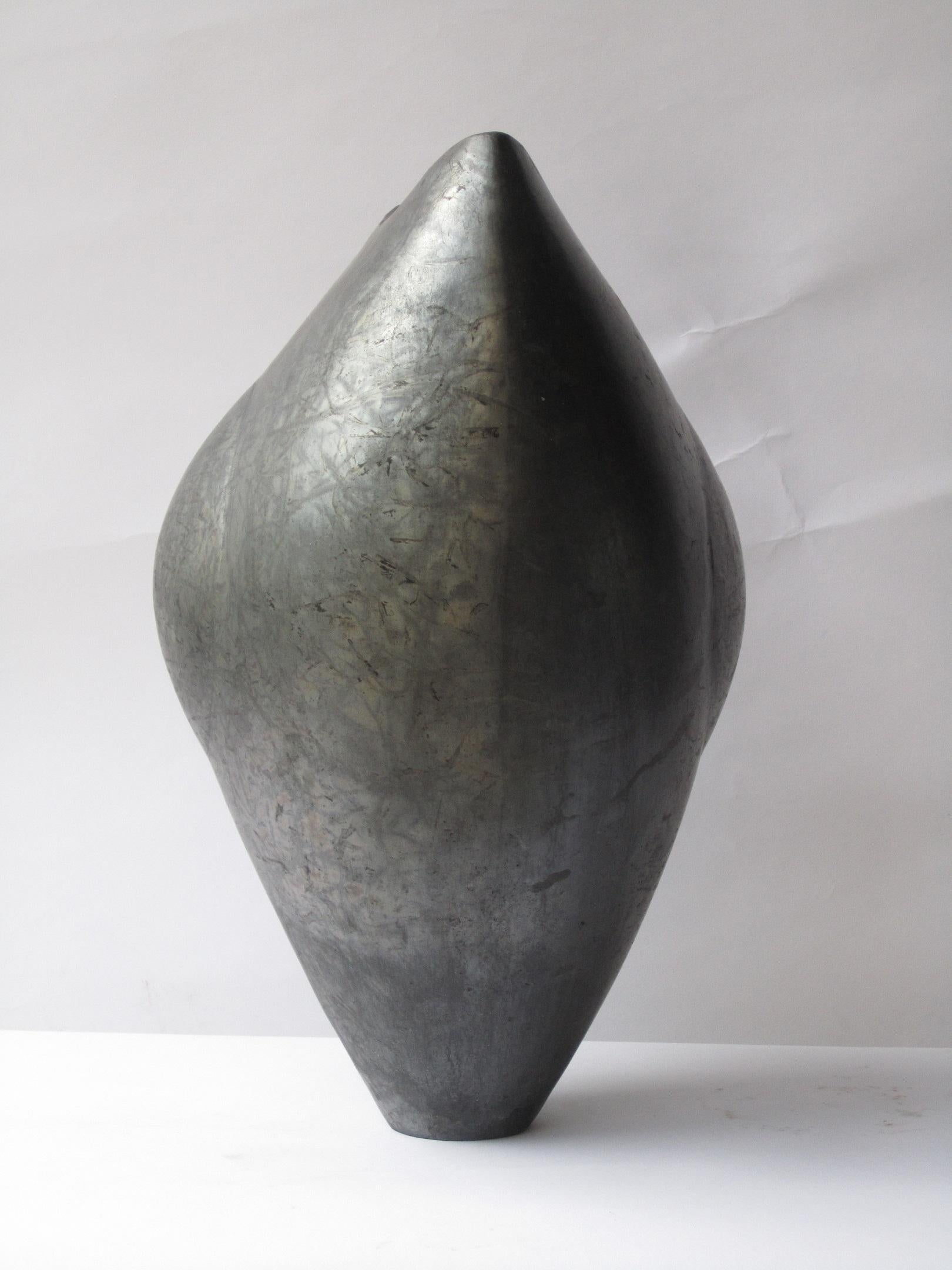 La Lune noire, sculpture en céramique abstraite - Abstrait Sculpture par Tien Wen