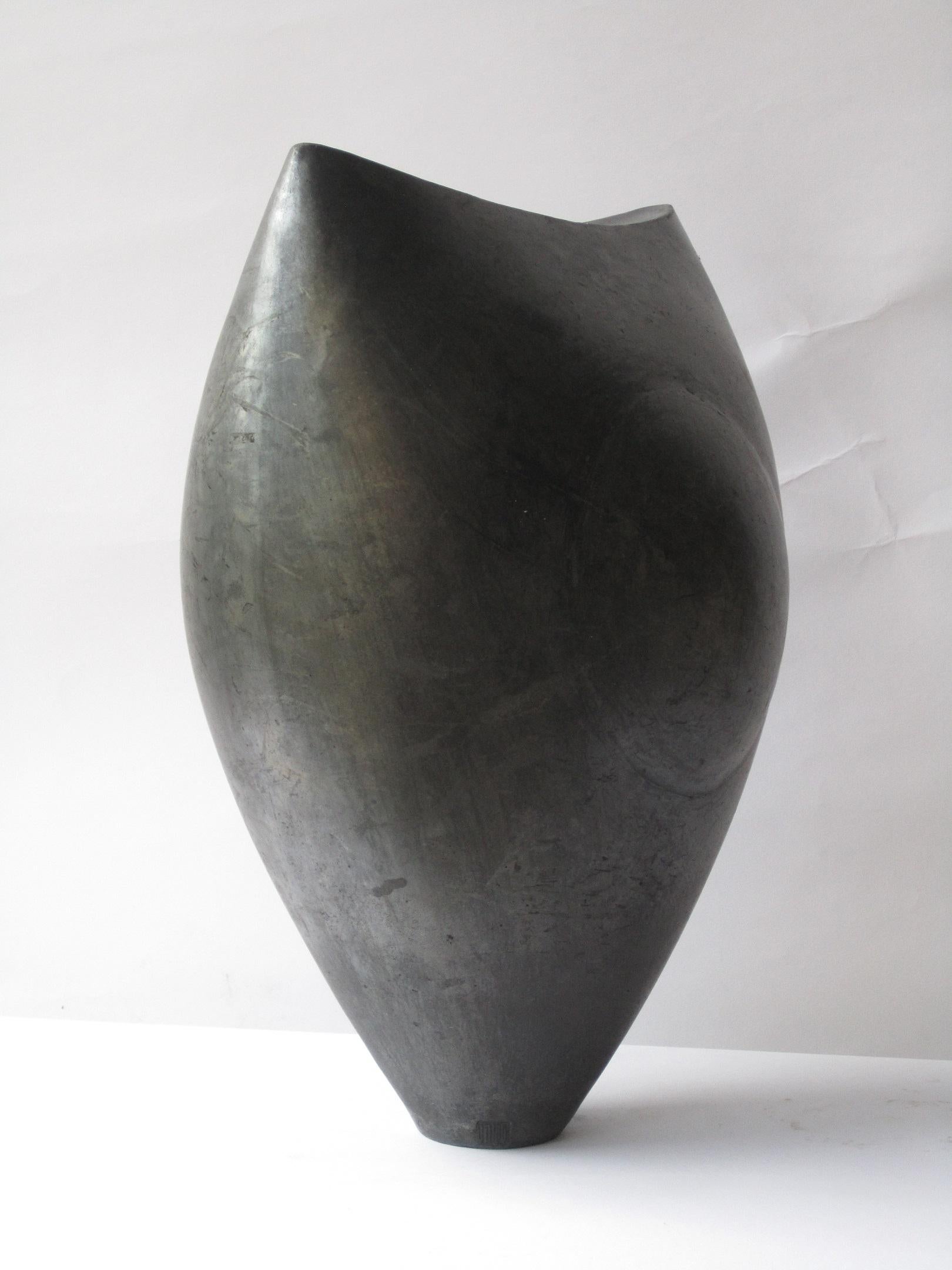 La Lune noire, sculpture en céramique abstraite - Noir Abstract Sculpture par Tien Wen
