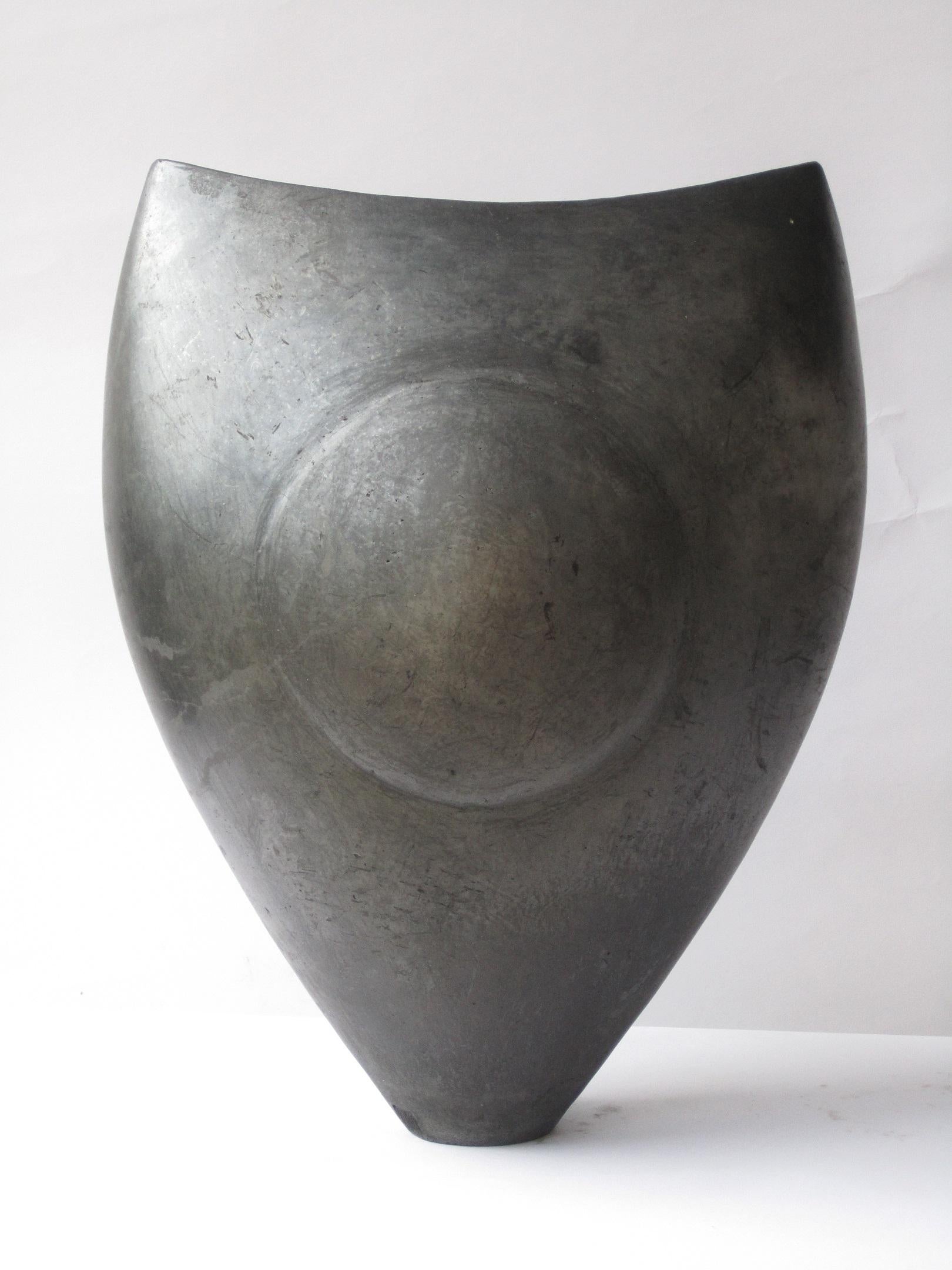 Black Moon (2019) est une sculpture céramique unique de l'artiste contemporain Tien Wen dont le travail tourne autour de l'idée d'abstraction et de la pureté des formes. Grâce à la technique du raku, chère à l'artiste, la sculpture prend une teinte