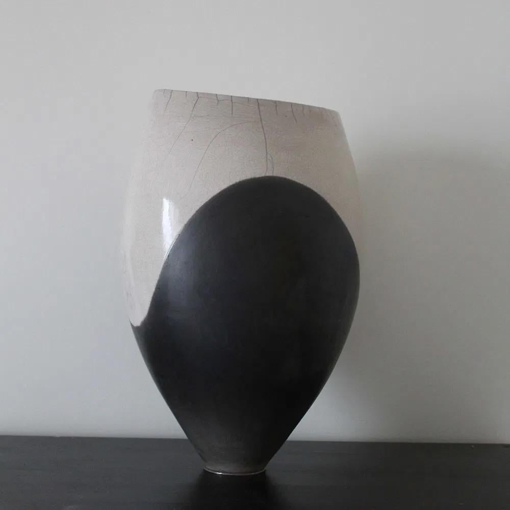 Closed Vase by Tien Wen - Abstract ceramic sculpture, black and white en venta 2