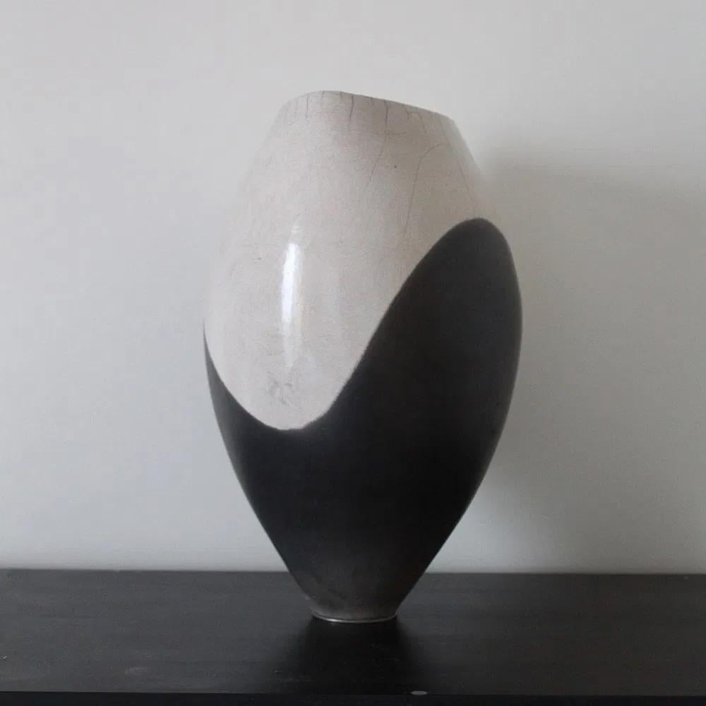 Closed Vase by Tien Wen - Abstract ceramic sculpture, black and white en venta 3