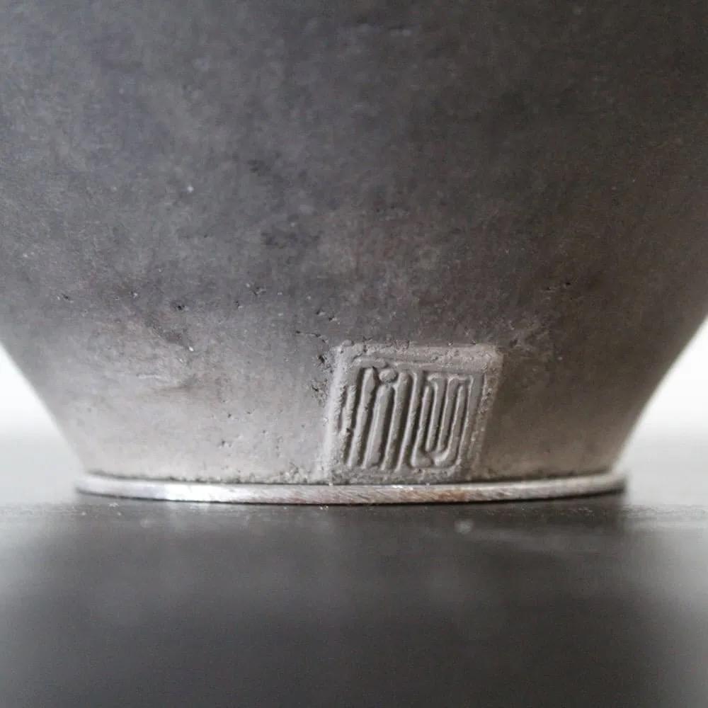 Closed Vase by Tien Wen - Abstract ceramic sculpture, black and white en venta 4