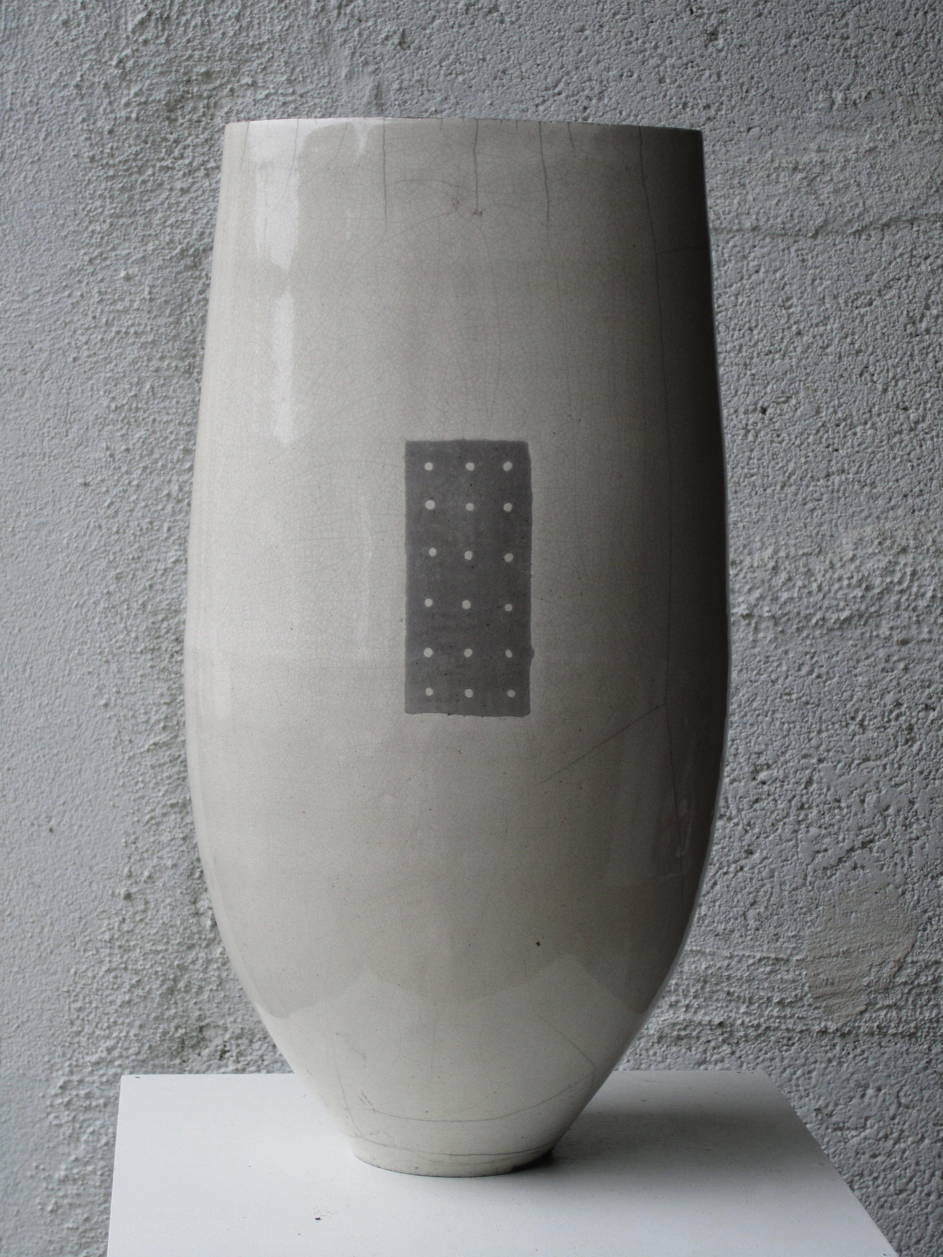 Tien Wen Abstract Sculpture - Dix-huit (Eighteen), Abstract Ceramic Sculpture