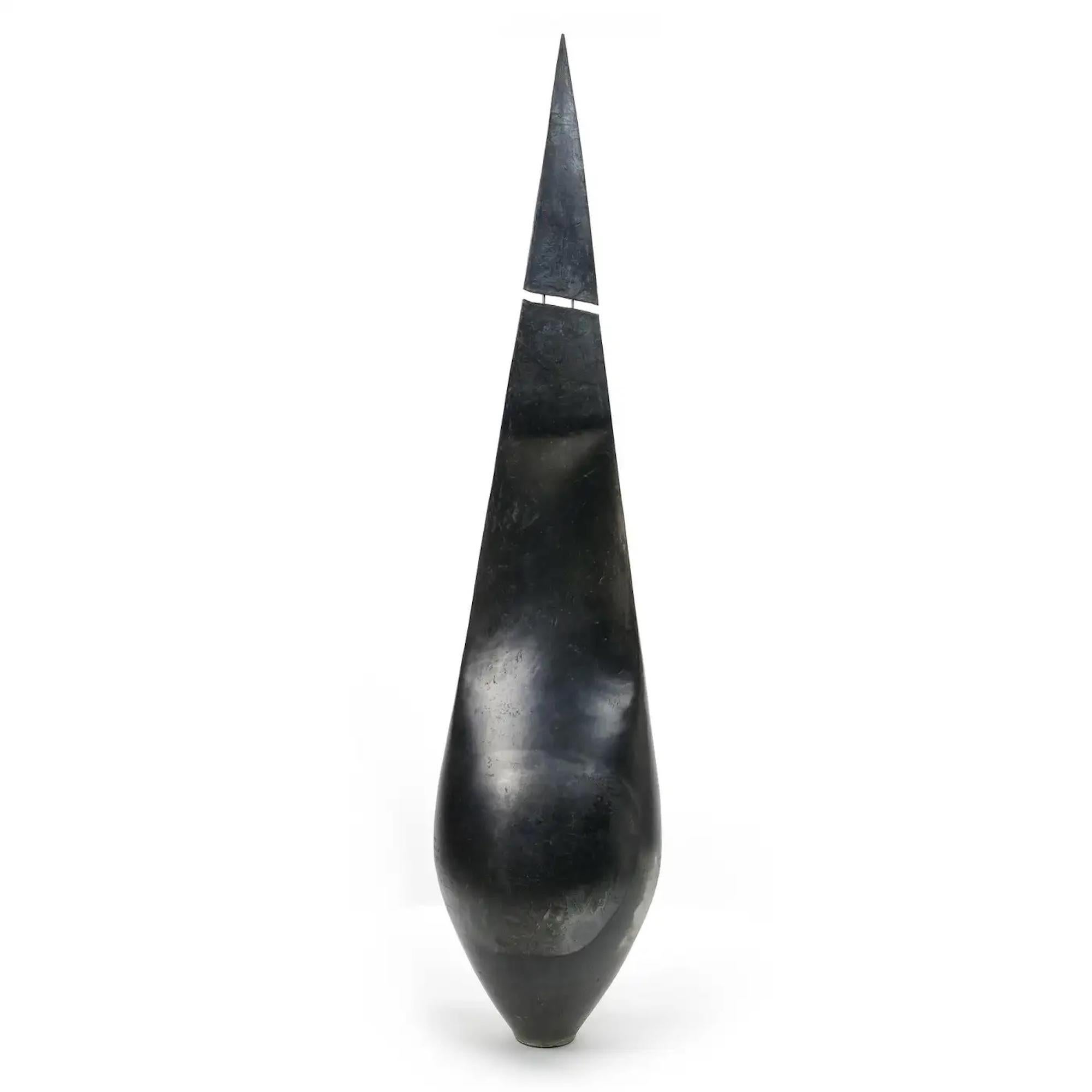 Elevation by Tien Wen - Abstrakte Keramik-Skulptur, Schwarz, Vertikal