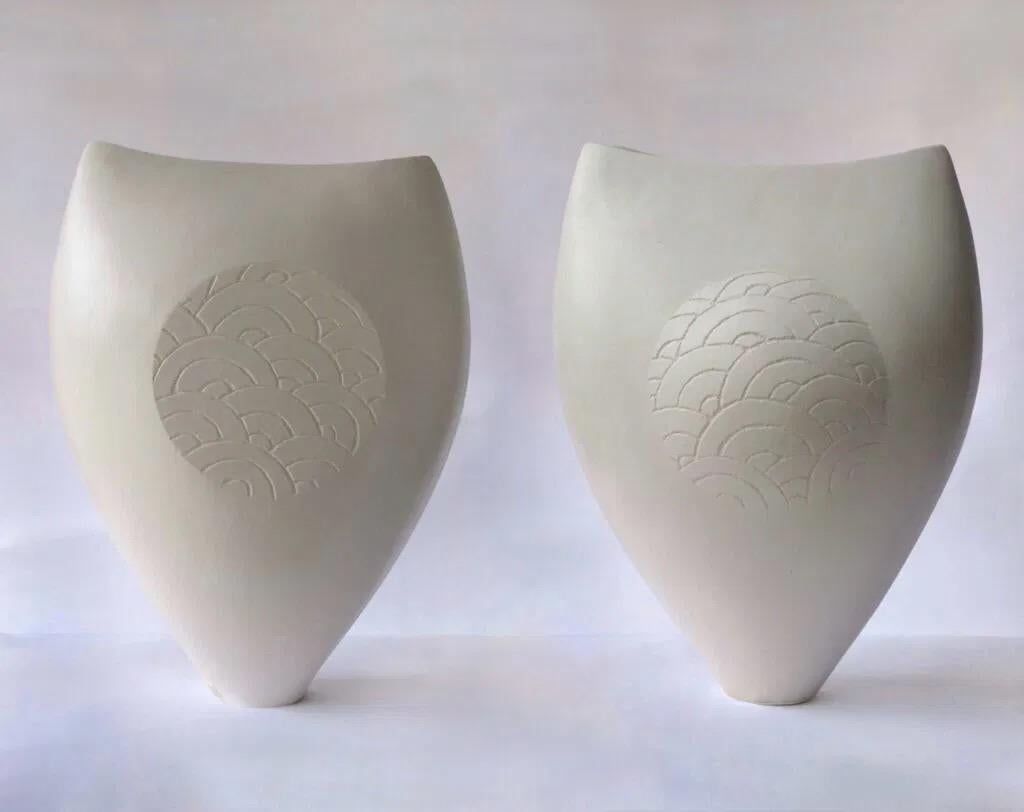 White flat cloud & White curved cloud is a set of two ceramic sculptures by contemporary artist Tien Wen from the series “Closed vases”.
These sculptures are iconic of Tien Wen’s work with their purity, their play with forms and volumes, opposing