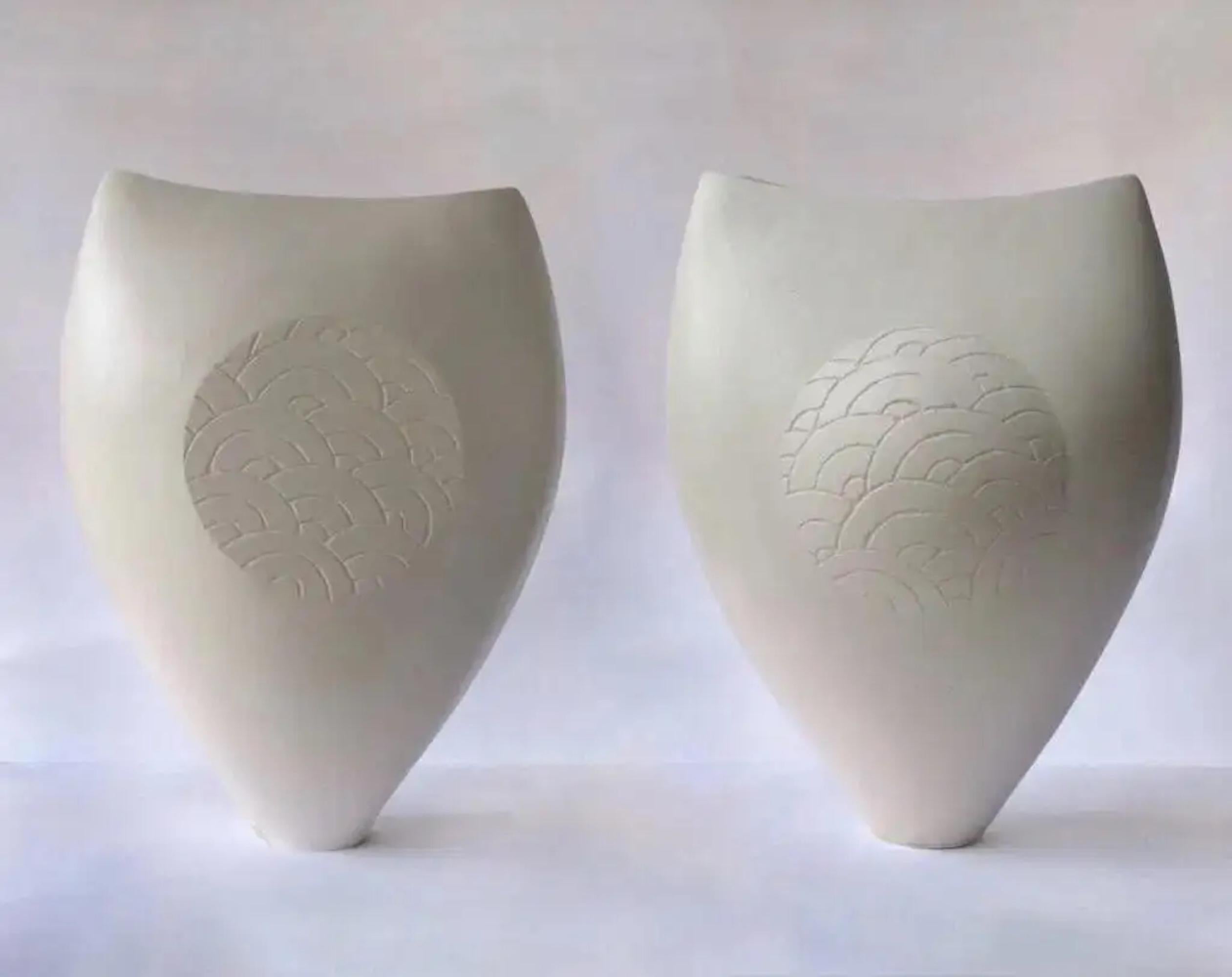 White flat cloud &amp; White curved cloud is a set of two ceramic sculptures by contemporary artist Tien Wen from the series “Closed vases”.
These sculptures are iconic of Tien Wen’s work with their purity, their play with forms and volumes,