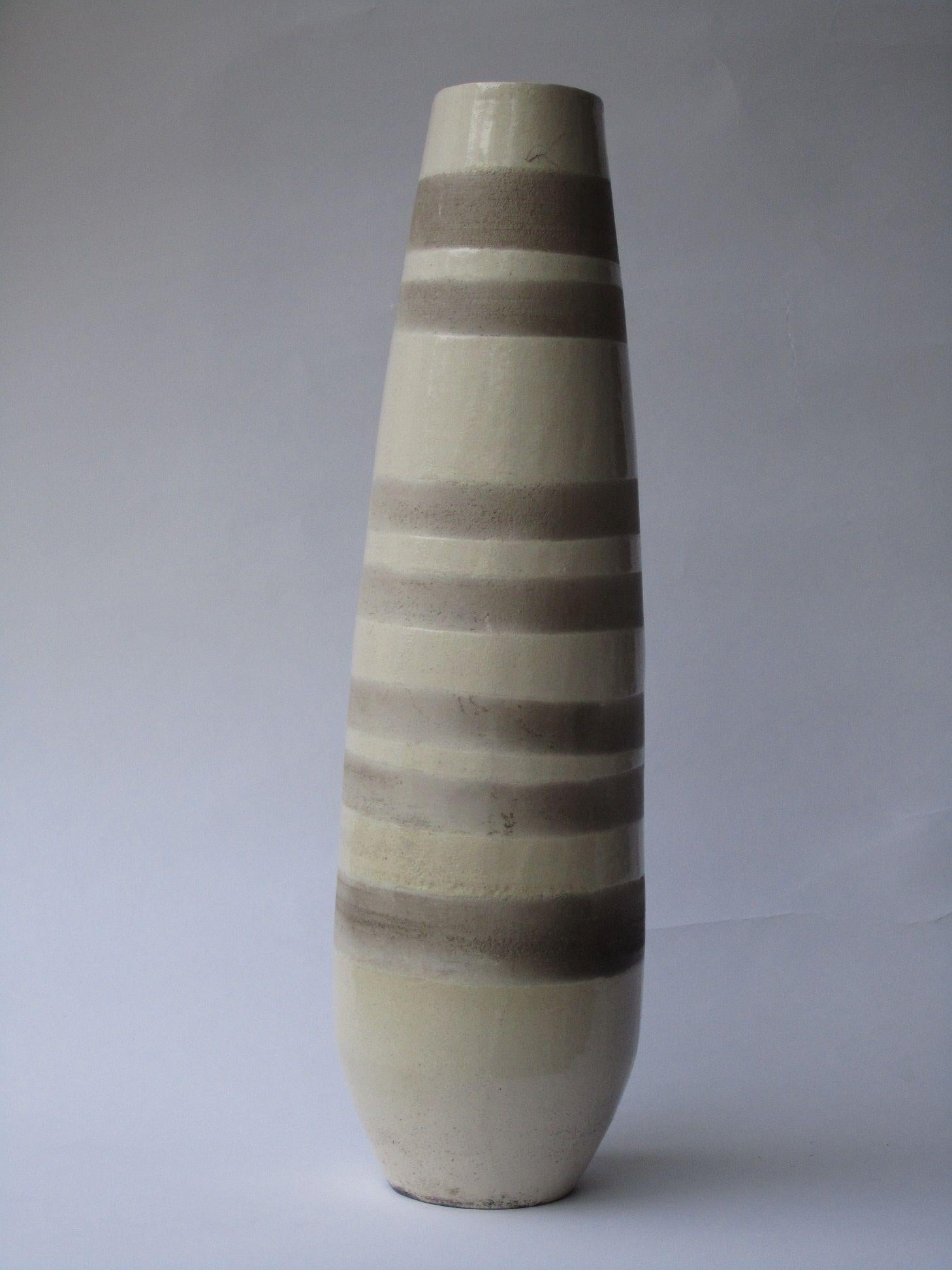 Genesis V de Tien Wen, sculpture abstraite, tons clairs, lignes élancées en vente 4
