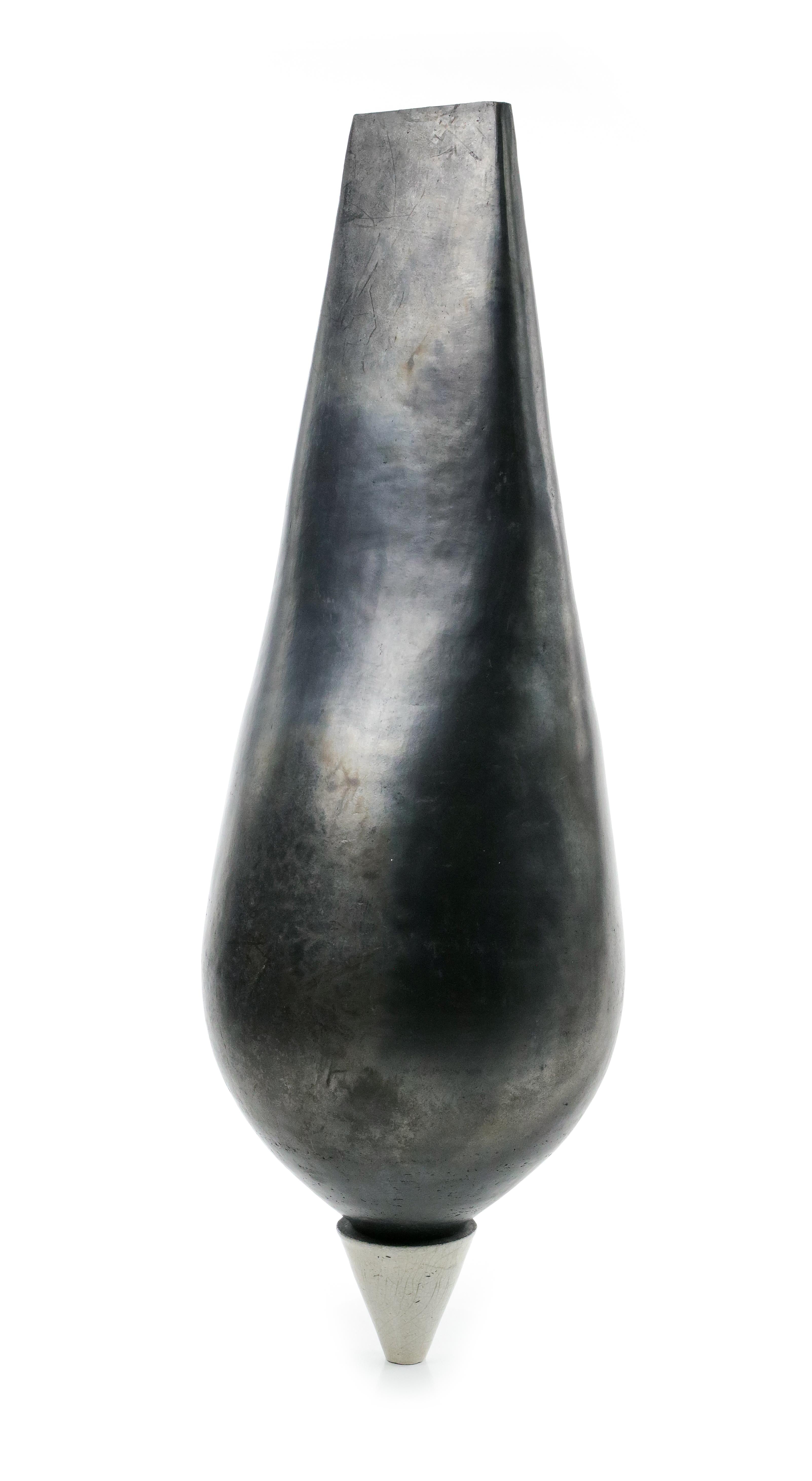 Naos par Tien Wen - Sculpture abstraite en céramique, forme pure, technique raku, noir en vente 9