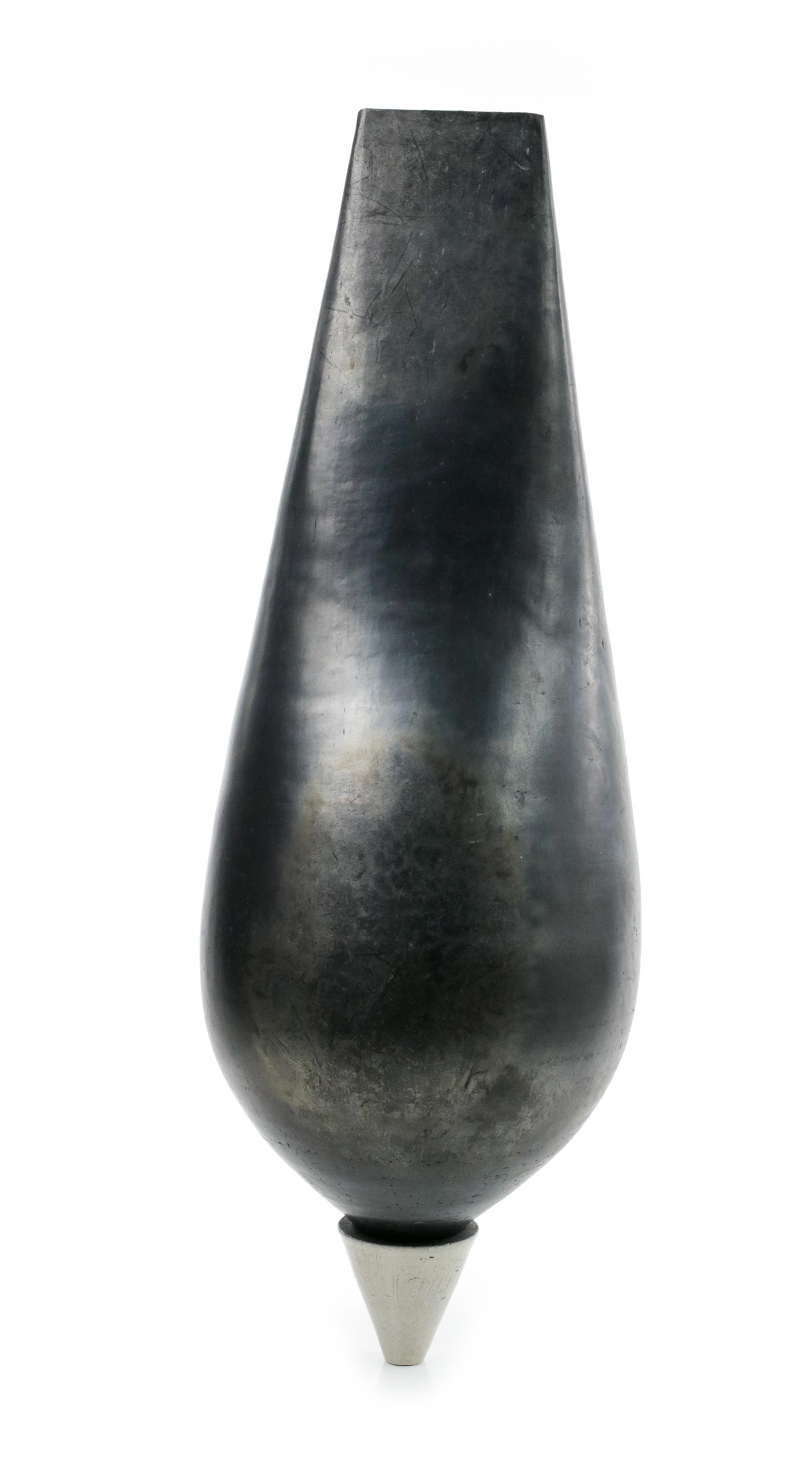 Naos par Tien Wen - Sculpture abstraite en céramique, forme pure, technique raku, noir en vente 5
