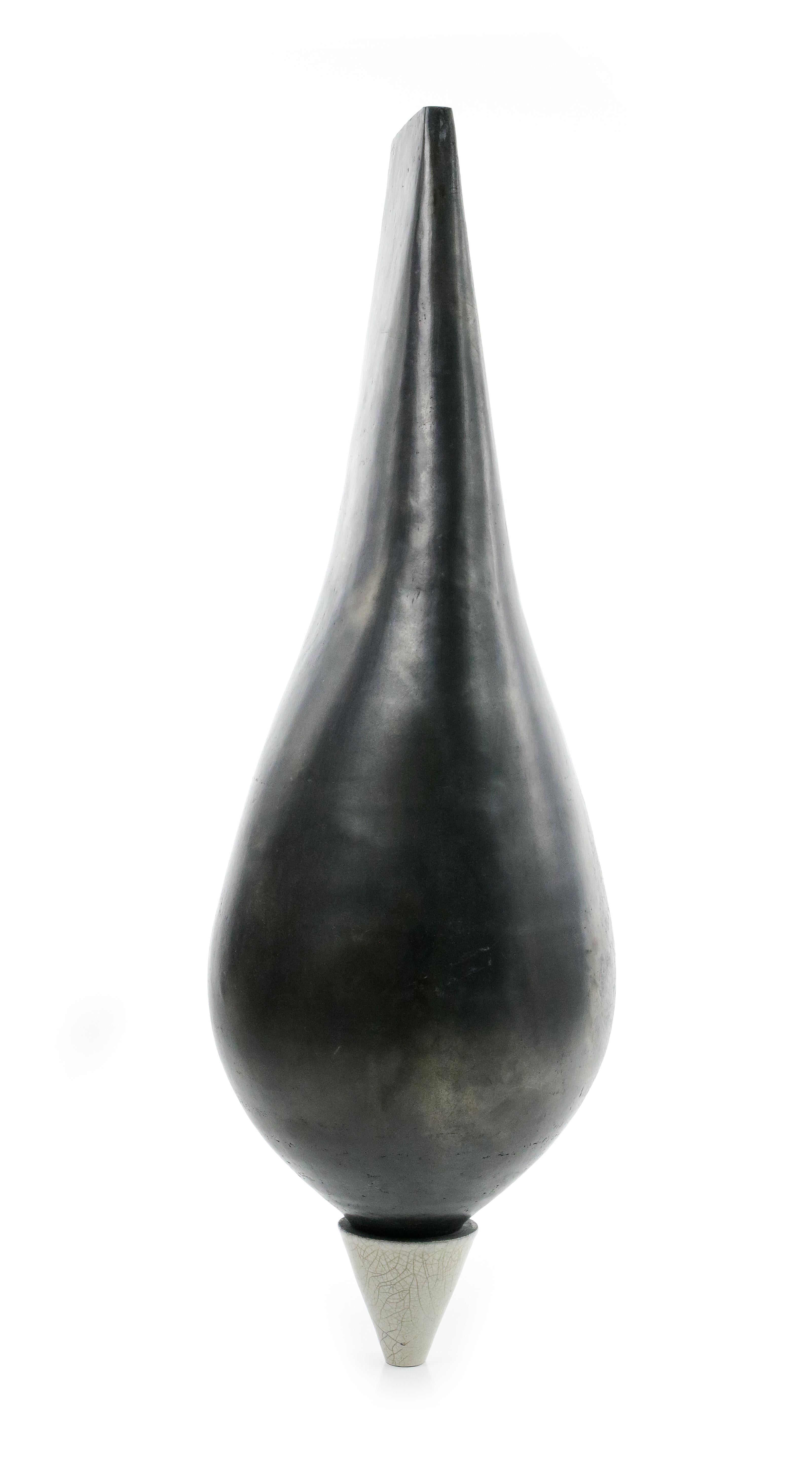 Naos par Tien Wen - Sculpture abstraite en céramique, forme pure, technique raku, noir en vente 7
