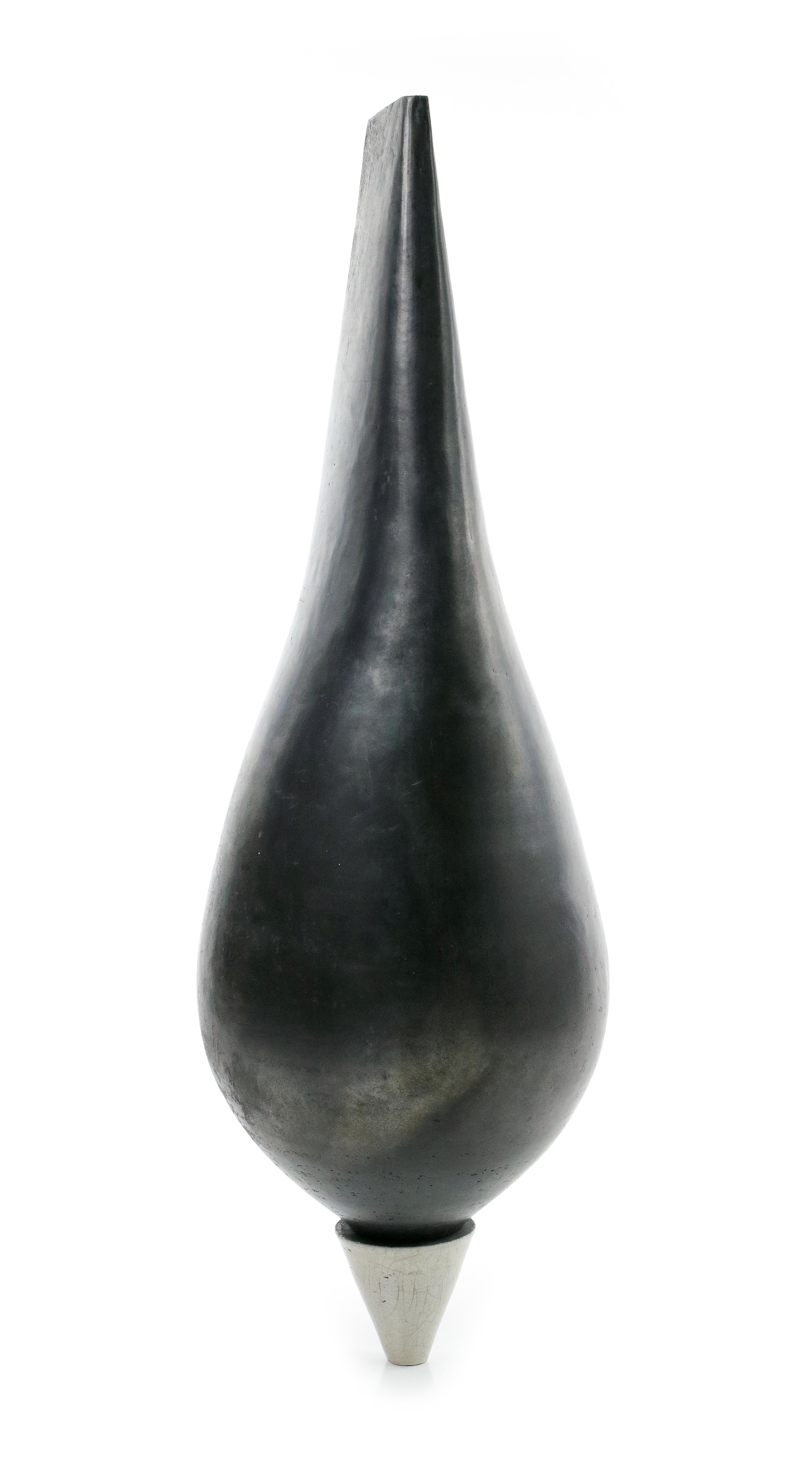 Naos par Tien Wen - Sculpture abstraite en céramique, forme pure, technique raku, noir en vente 8