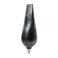 Naos par Tien Wen - Sculpture abstraite en céramique, forme pure, technique raku, noir