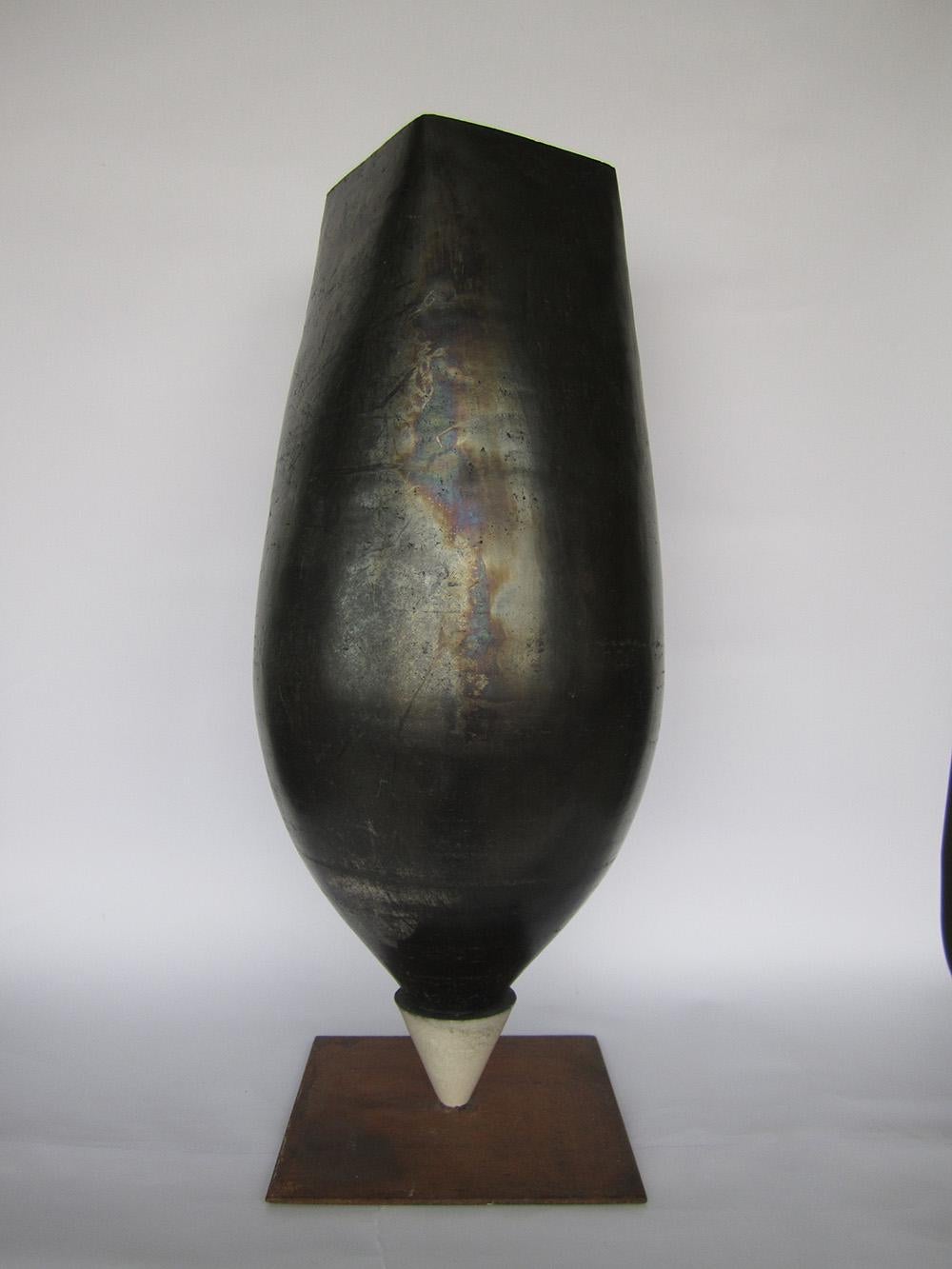 Spinning-top is a unique ceramic sculpture by contemporary artist Tien Wen whose work revolves around the idea of abstraction and the pureness of shapes. 57 cm × 24 cm × 24 cm.
Thanks to the raku technique, dear to the artist, the sculpture takes on