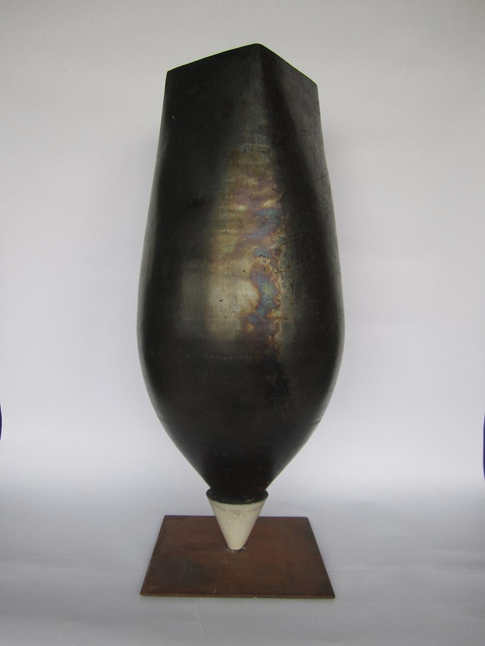 Spinning-Top von Tien Wen – Abstrakte Keramikskulptur, schwarz im Angebot 3