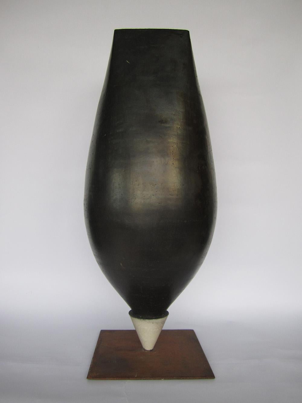 Spinning-top by Tien Wen - Abstract Ceramic Sculpture, black For Sale 2