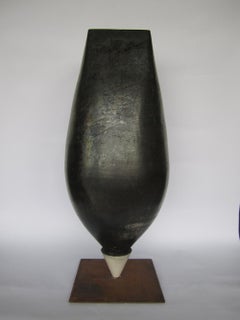 Spinning-top de Tien Wen - Sculpture en céramique abstraite, noire
