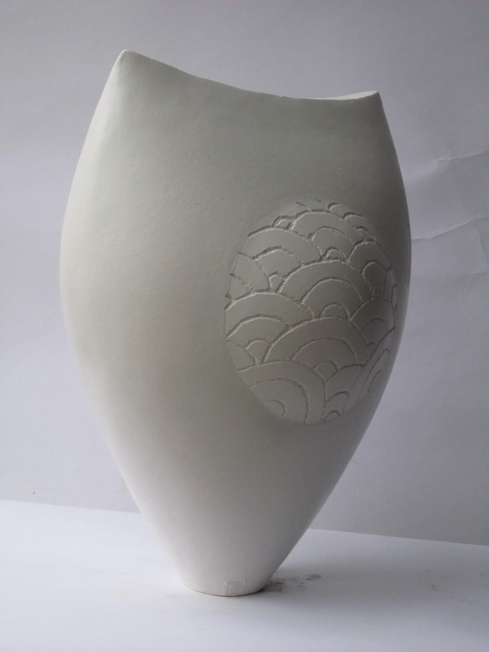 Weiße gebogene weiße Wolke von Tien Wen - Abstrakte Keramikskulptur, Reinheit der Formen im Angebot 1