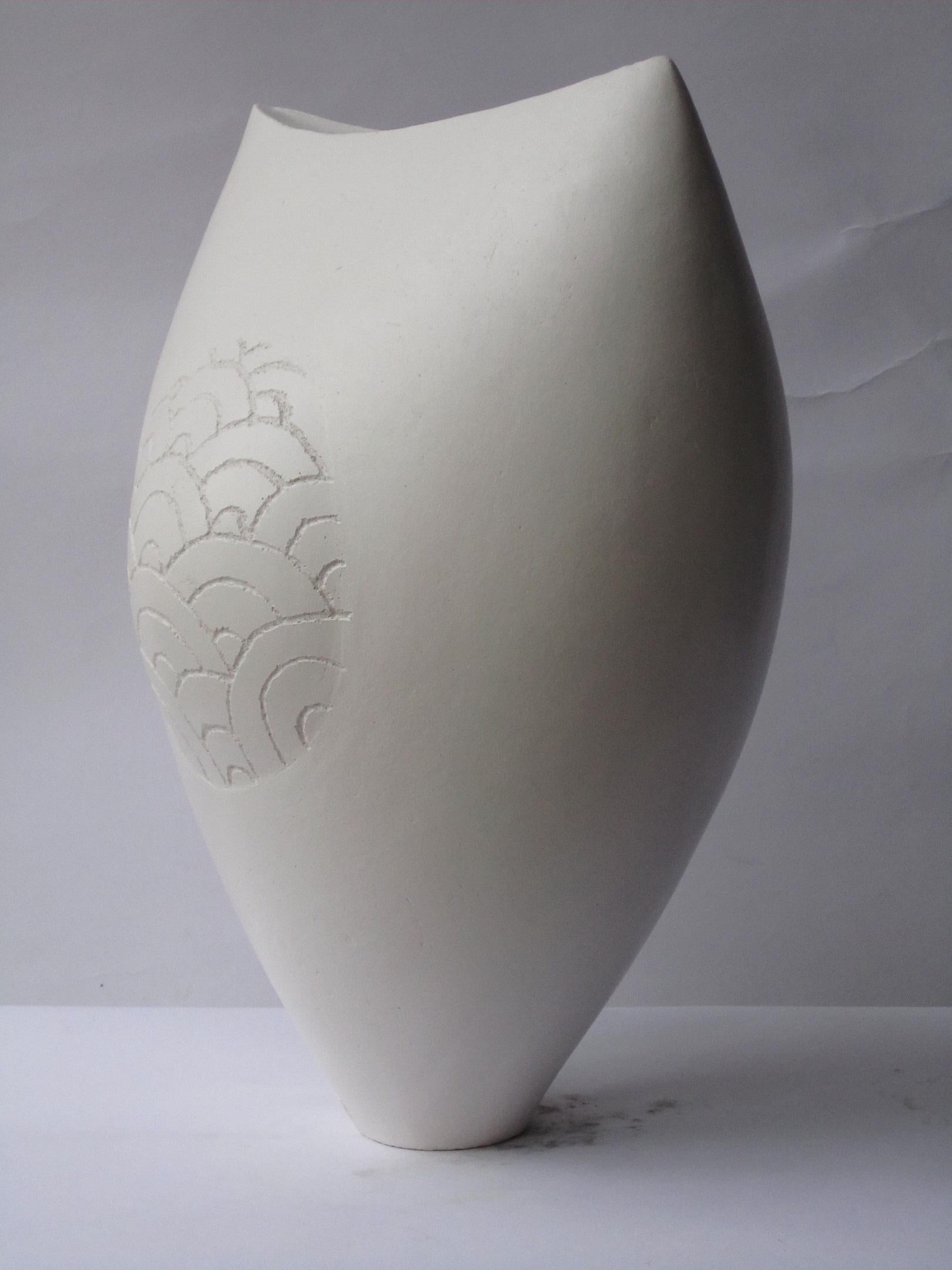 White Curved Cloud by Tien Wen - Abstract ceramic sculpture, purity of forms For Sale 2