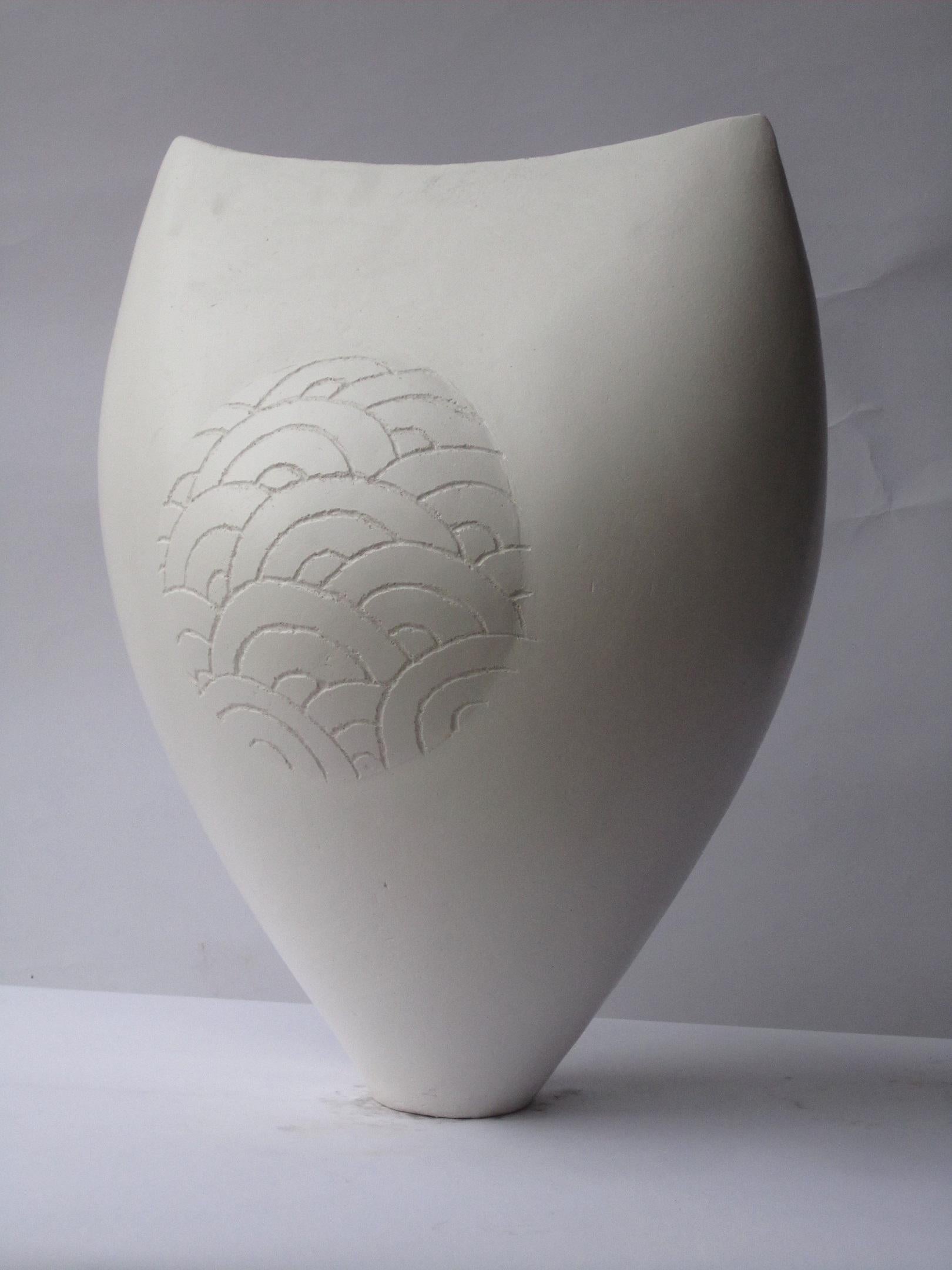 White Curved Cloud by Tien Wen - Abstract ceramic sculpture, purity of forms For Sale 3