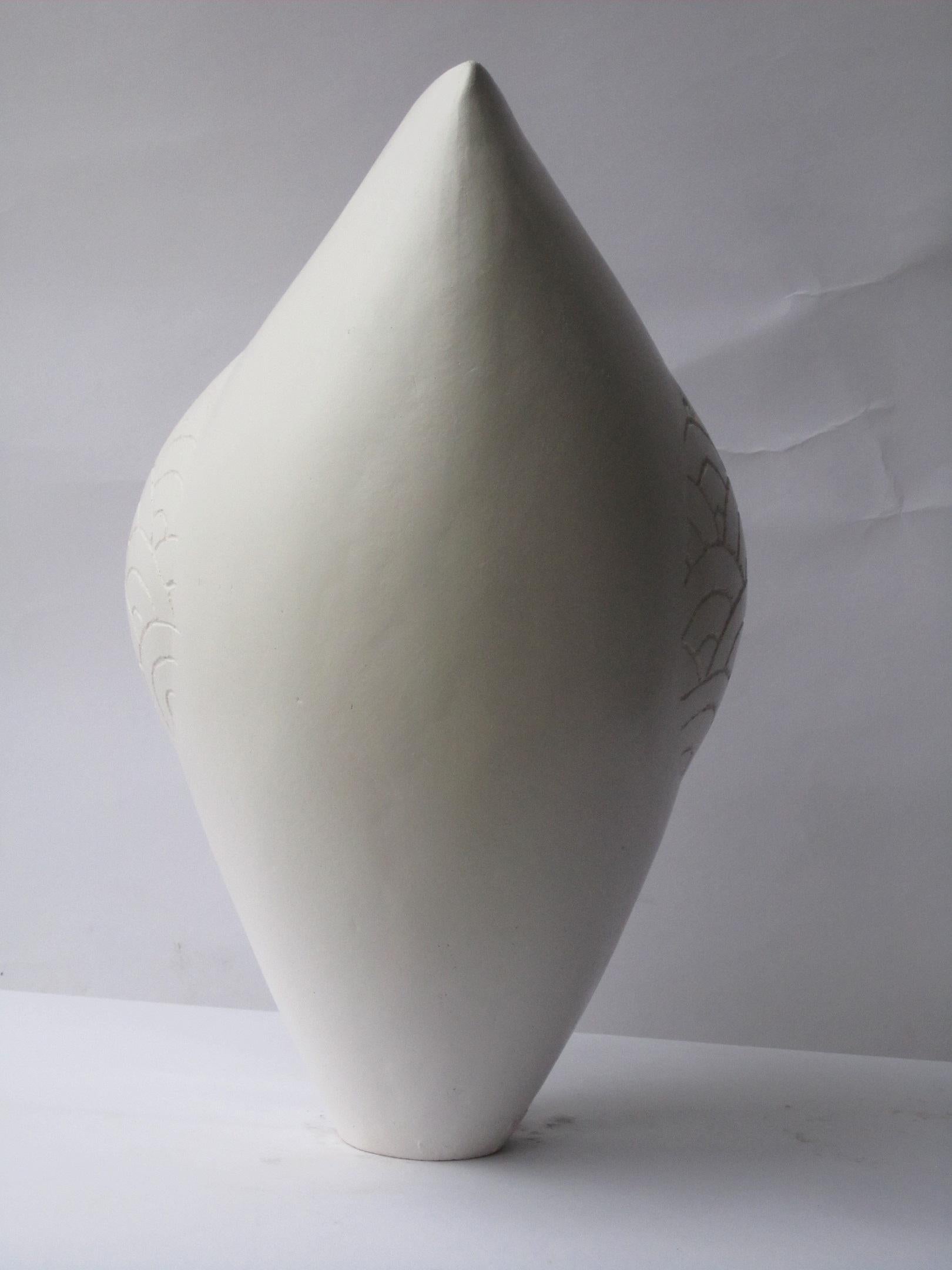 White Curved Cloud by Tien Wen - Abstract ceramic sculpture, purity of forms For Sale 4