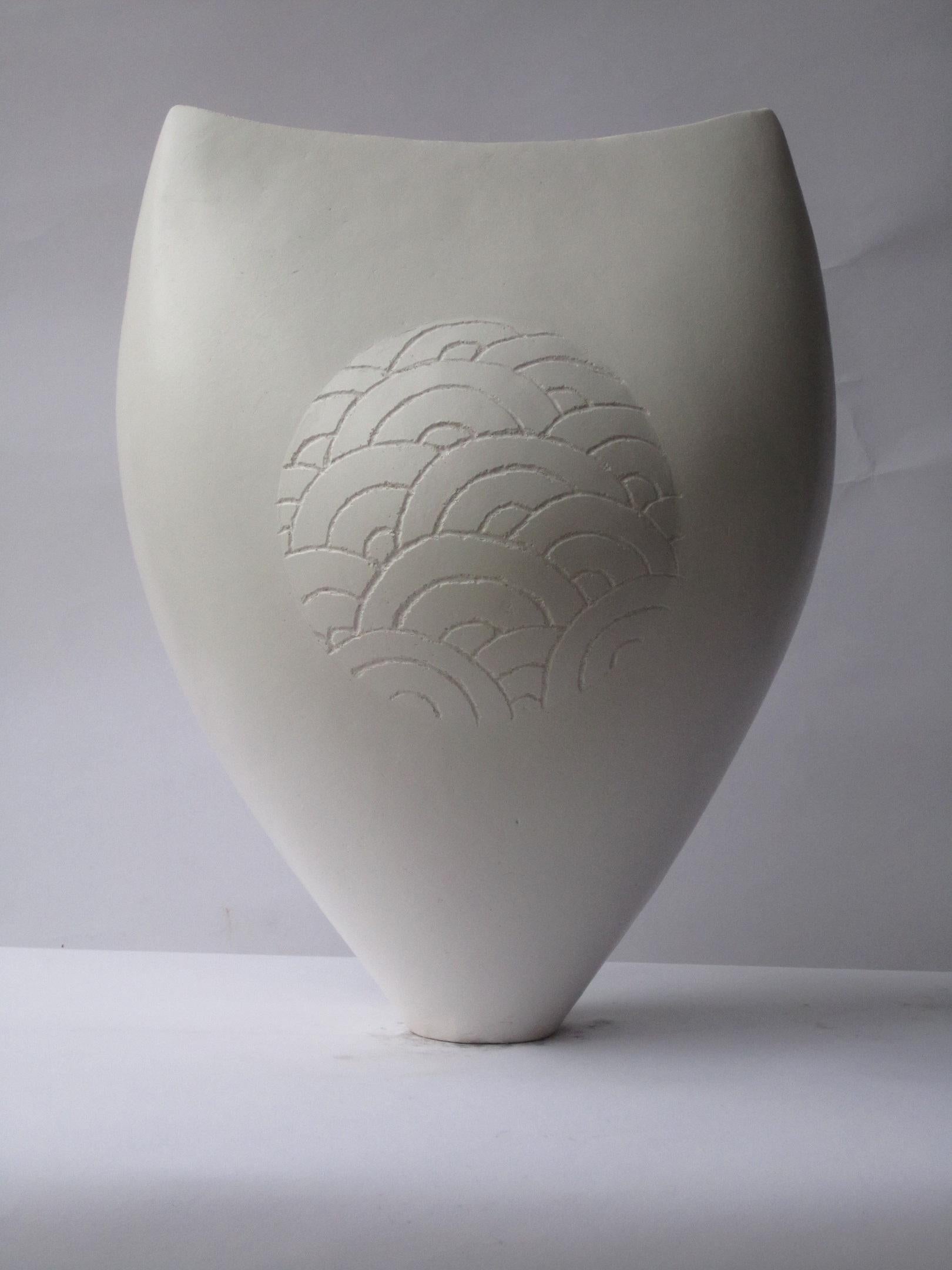 White Curved Cloud ist eine einzigartige Keramikskulptur des zeitgenössischen Künstlers Tien Wen mit den Maßen 41,5 × 30 × 18 cm (16,3 × 11,8 × 7,1 in). 
Die Skulptur ist signiert und wird mit einem Echtheitszertifikat geliefert.

Die Reinheit
