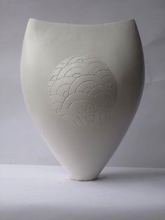 Weiße gebogene weiße Wolke von Tien Wen - Abstrakte Keramikskulptur, Reinheit der Formen