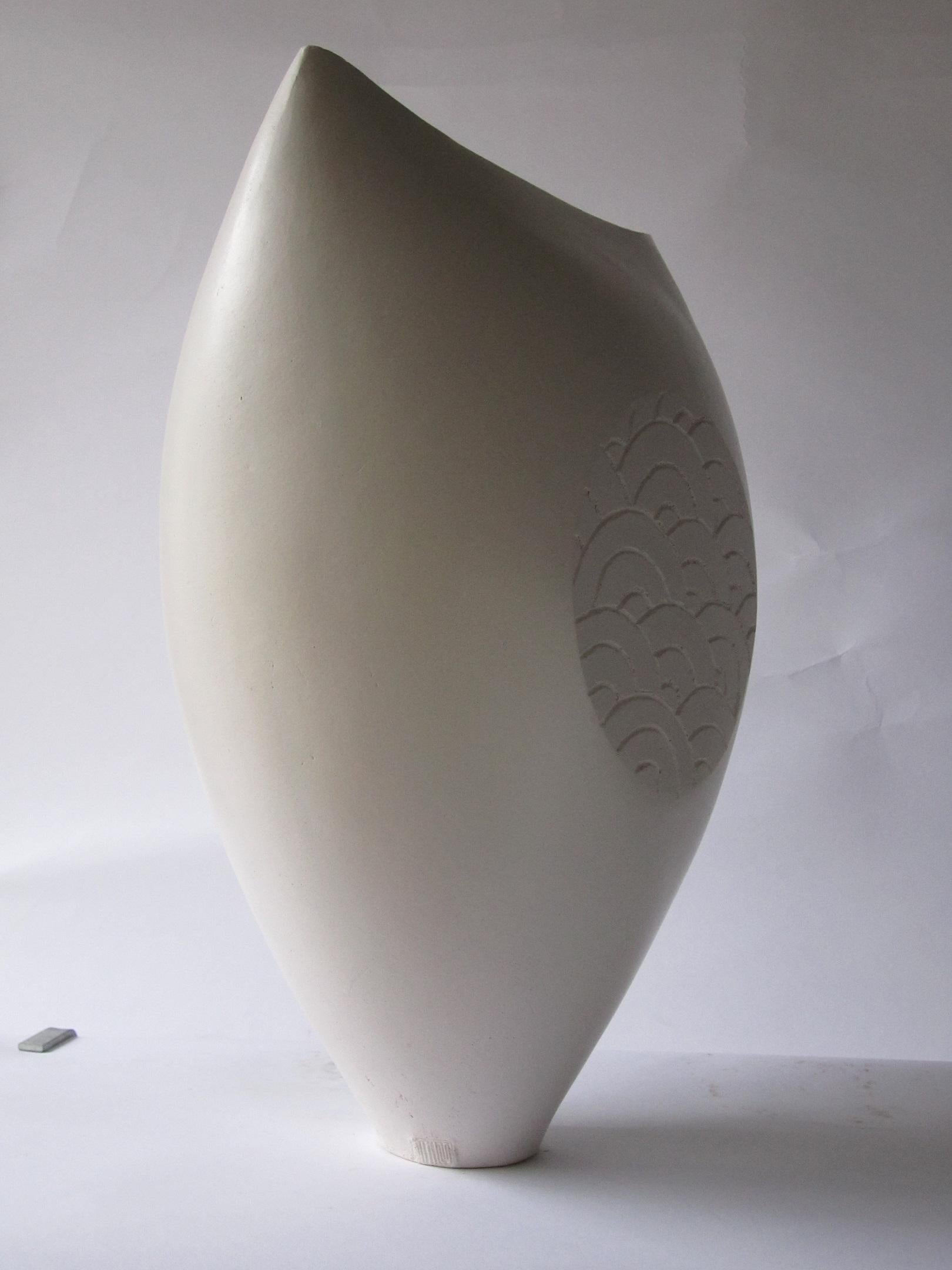 Nuage plat blanc de Tien Wen - Sculpture en céramique abstraite en vente 1