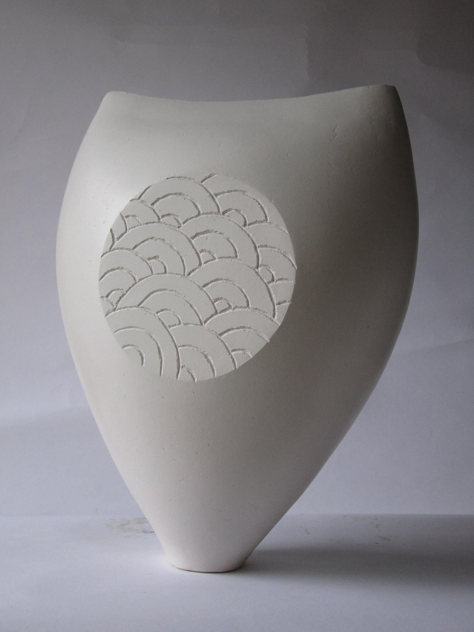 Nuage plat blanc de Tien Wen - Sculpture en céramique abstraite en vente 2