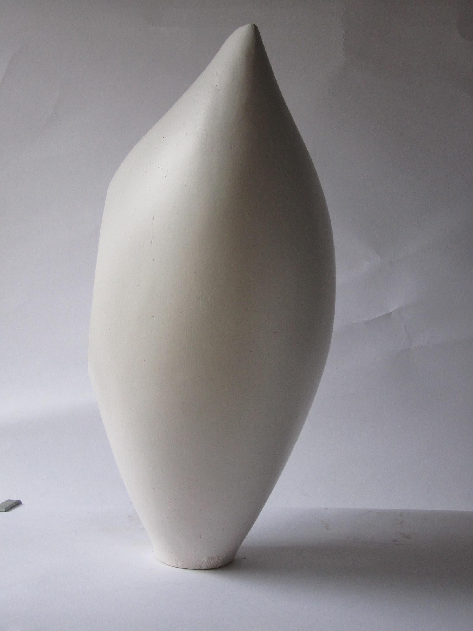 Nuage plat blanc de Tien Wen - Sculpture en céramique abstraite en vente 3