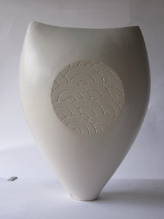 Weiße flache Wolke von Tien Wen – Abstrakte Keramikskulptur