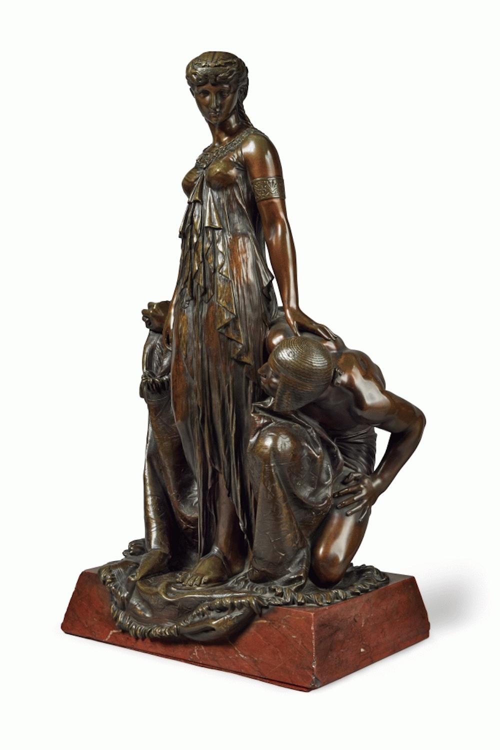Cleopatra vor Caesar – Sculpture von Étienne-Henry Dumaige