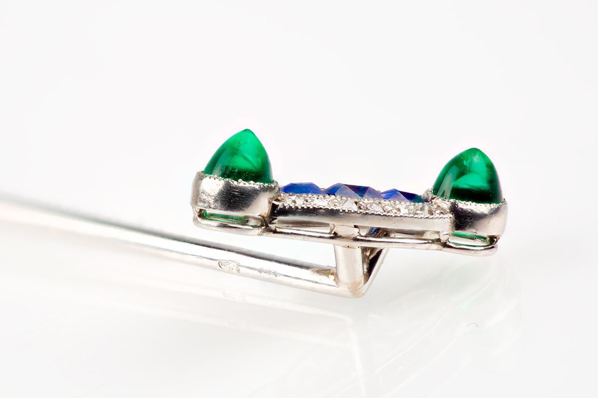 Round Cut Tie Pin in Platinum with Emeralds, Sapphires and Diamonds, French circa 1900 For Sale