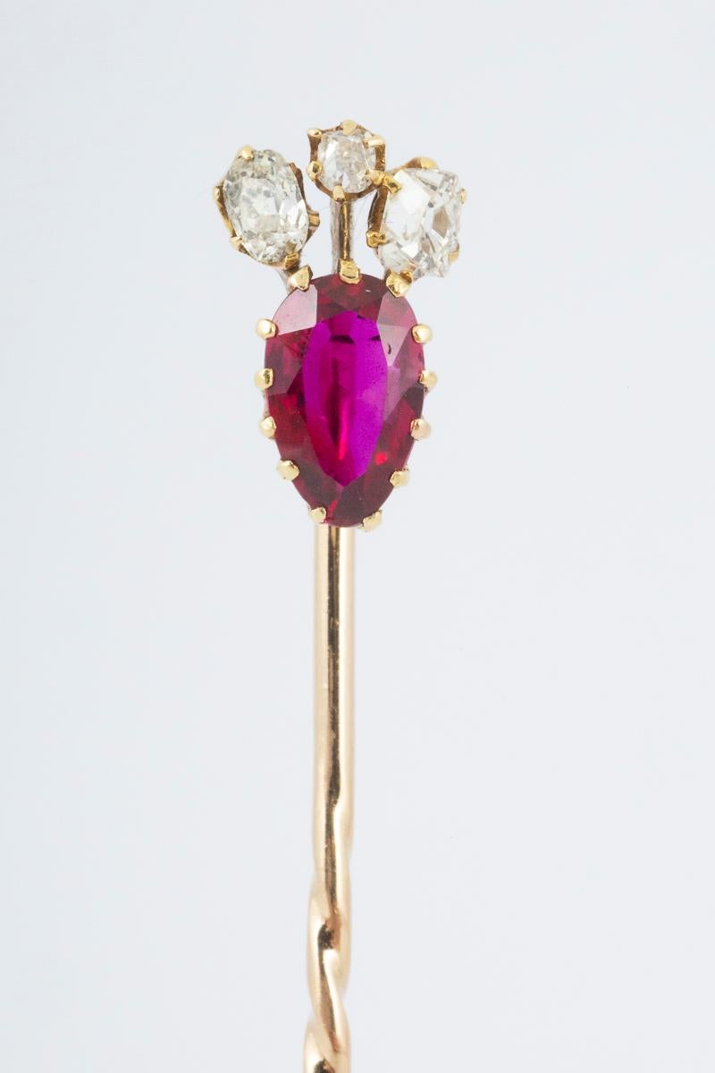 Antique Victorian tie pin mounted in 18 carat yellow gold with a pear shaped ruby and diamonds above. The fine coloured Burma ruby is of pigeon blood colour with a crown shaped surmount of three cushion cut diamonds.
Measures 68mm in length.
Antique