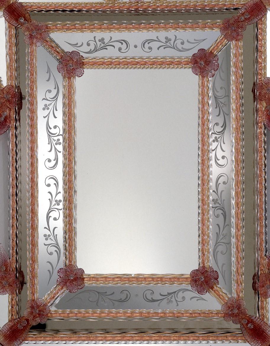 Spiegel im venezianischen Stil nach einem Entwurf von Fratelli Tosi, aus Muranoglas, vollständig handgefertigt nach den Techniken unserer Vorfahren. Spiegel, bestehend aus einem zentralen Rechteck mit Kristall und Rubin Rahmen in Murano-Glas und mit